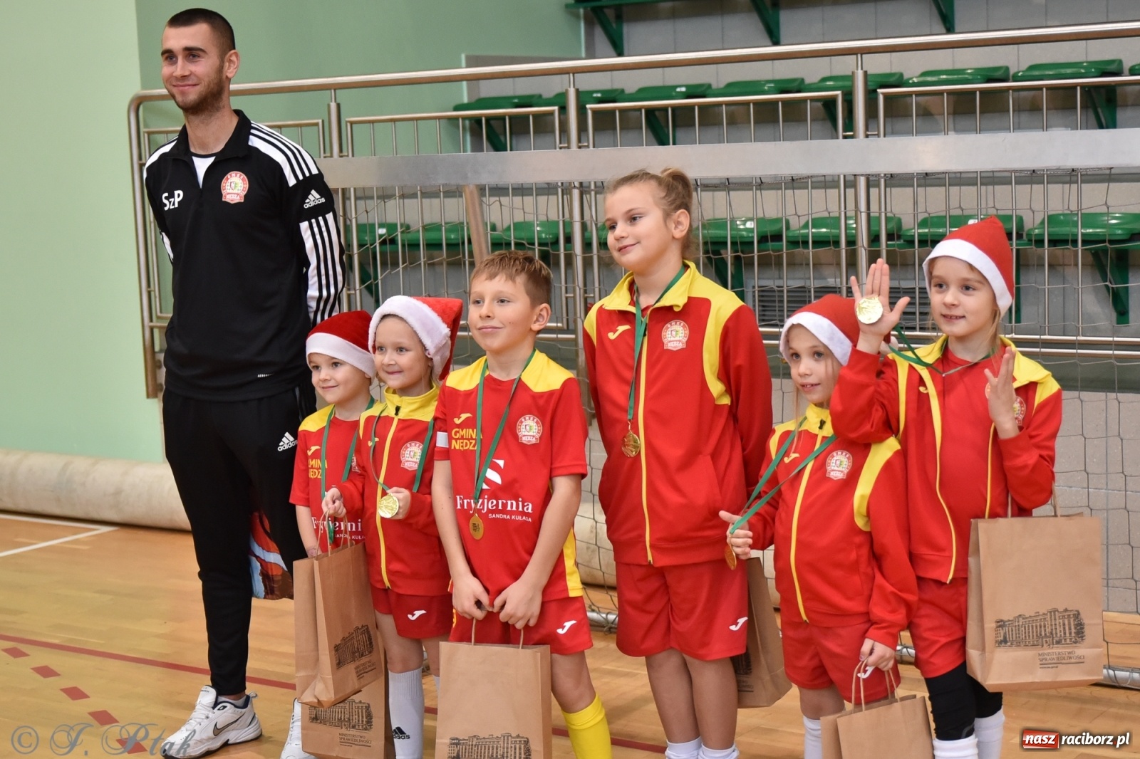 Zdjęcie w galerii na portalu naszraciborz.pl: Mikołajkowy turniej piłkarski w Arenie Rafako [FOTO i WIDEO] wiadomości z regionu