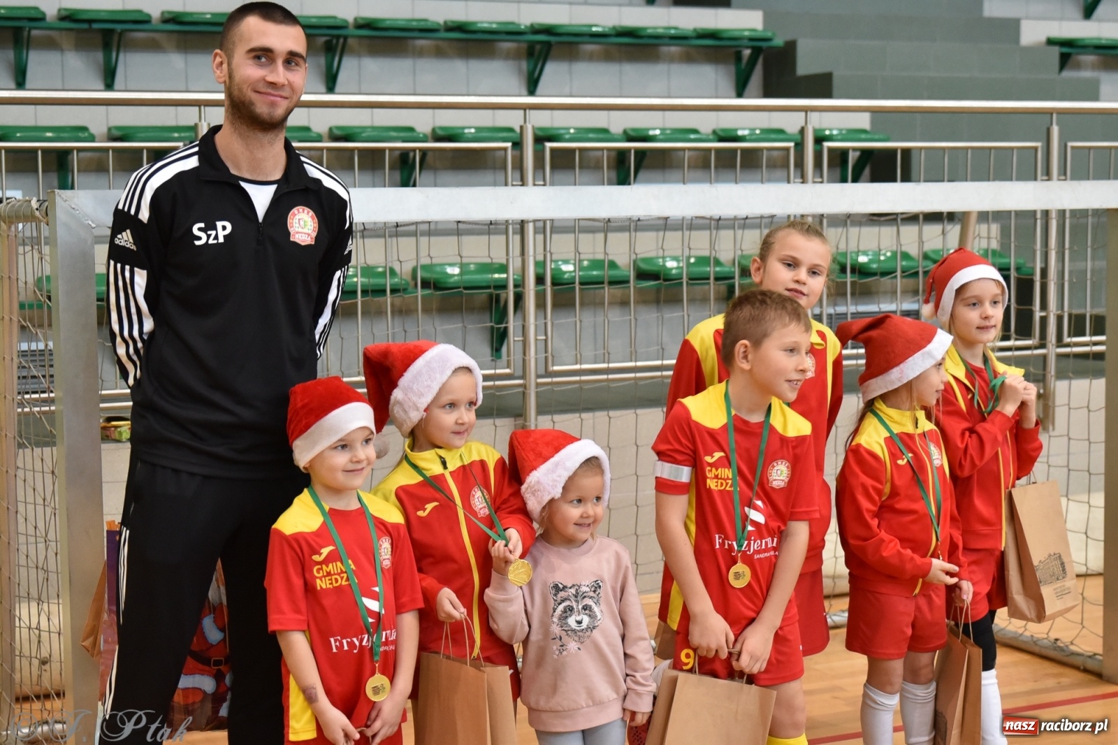 Zdjęcie w galerii na portalu naszraciborz.pl: Mikołajkowy turniej piłkarski w Arenie Rafako [FOTO i WIDEO] wiadomości z regionu