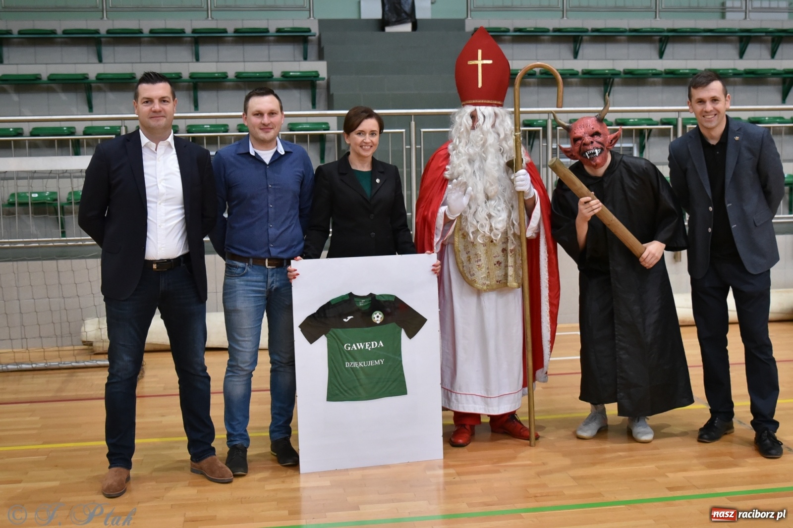 Zdjęcie w galerii na portalu naszraciborz.pl: Mikołajkowy turniej piłkarski w Arenie Rafako [FOTO i WIDEO] wiadomości z regionu