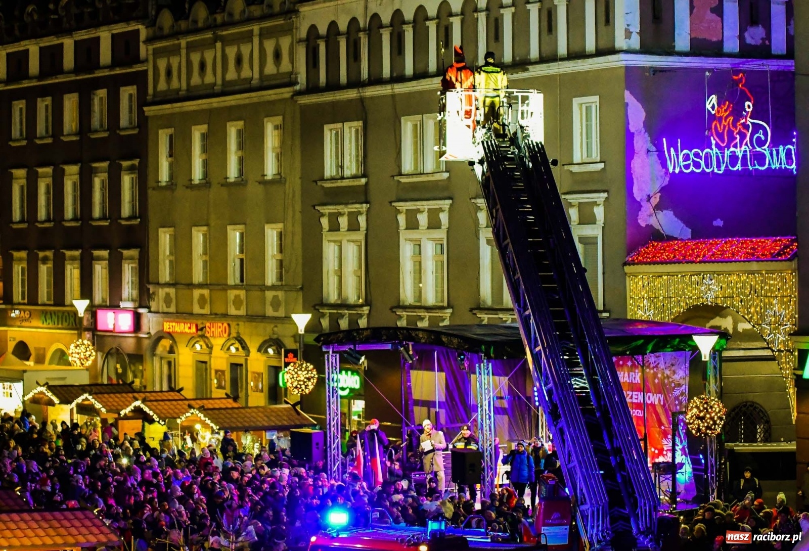 Zdjęcie w galerii na portalu naszraciborz.pl: Św. Mikołaj ze strażakami i rozświetlenie choinki w Raciborzu [WIDEO] wiadomości z regionu