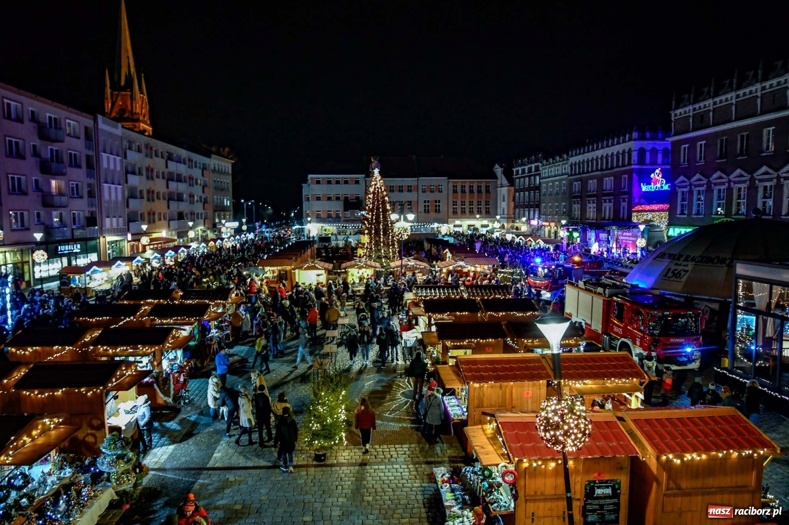 Zdjęcie w galerii na portalu naszraciborz.pl: Św. Mikołaj ze strażakami i rozświetlenie choinki w Raciborzu [WIDEO] wiadomości z regionu