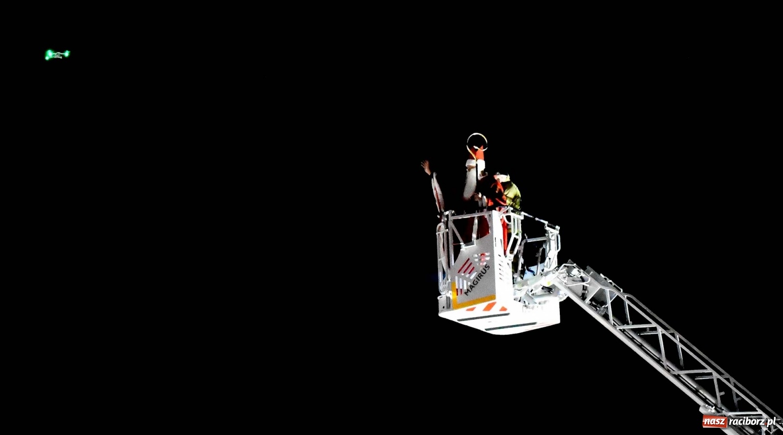 Zdjęcie w galerii na portalu naszraciborz.pl: Św. Mikołaj ze strażakami i rozświetlenie choinki w Raciborzu [WIDEO] wiadomości z regionu