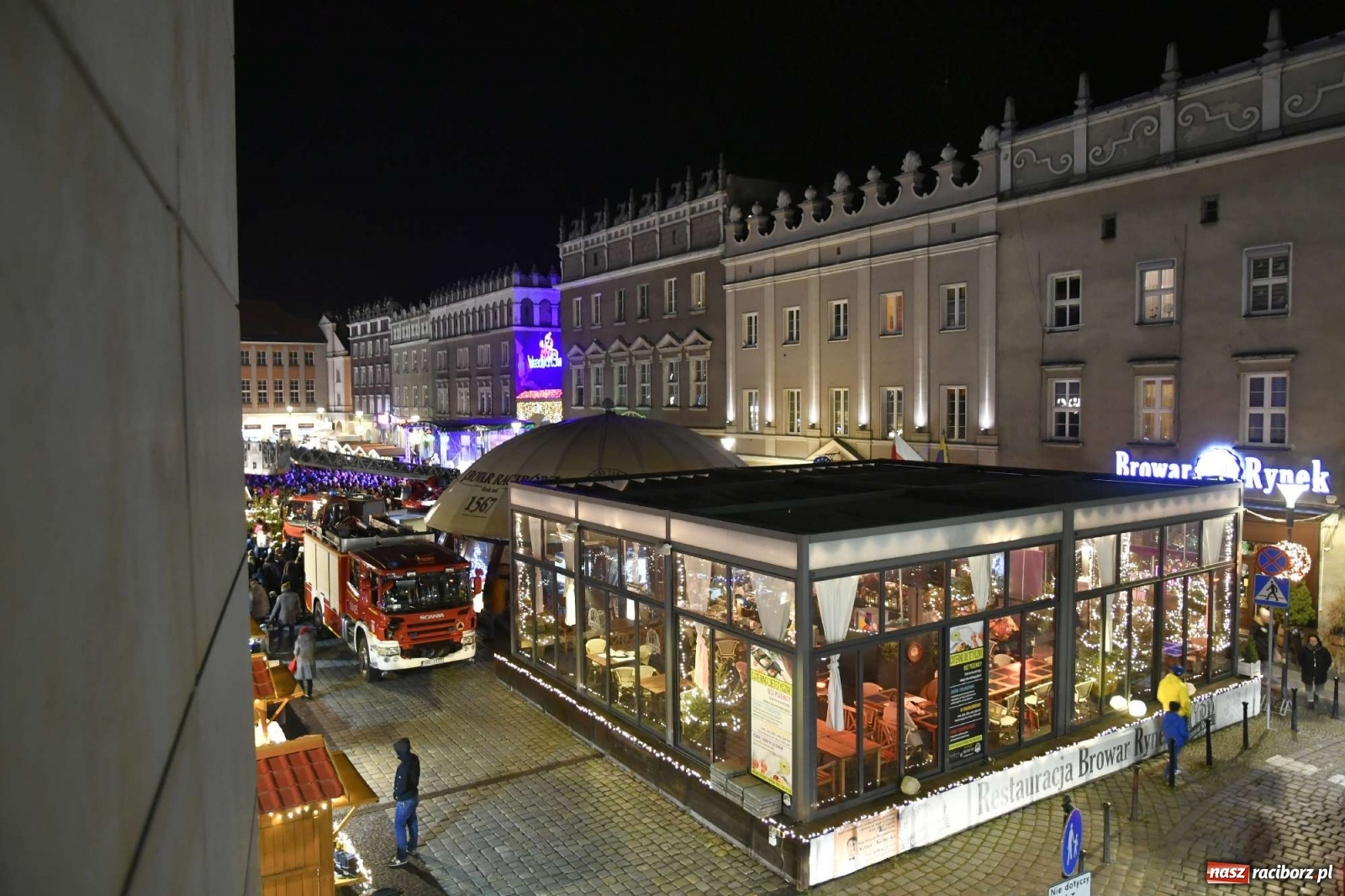 Zdjęcie w galerii na portalu naszraciborz.pl: Św. Mikołaj ze strażakami i rozświetlenie choinki w Raciborzu [WIDEO] wiadomości z regionu