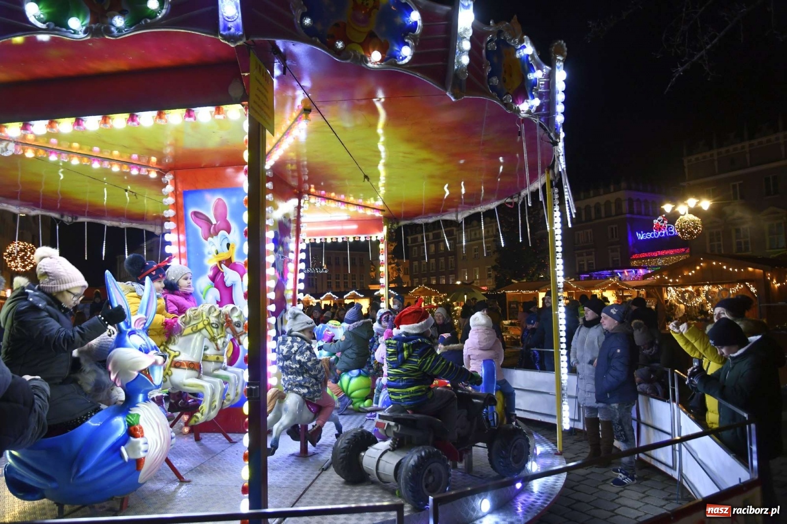 Zdjęcie w galerii na portalu naszraciborz.pl: Św. Mikołaj ze strażakami i rozświetlenie choinki w Raciborzu [WIDEO] wiadomości z regionu