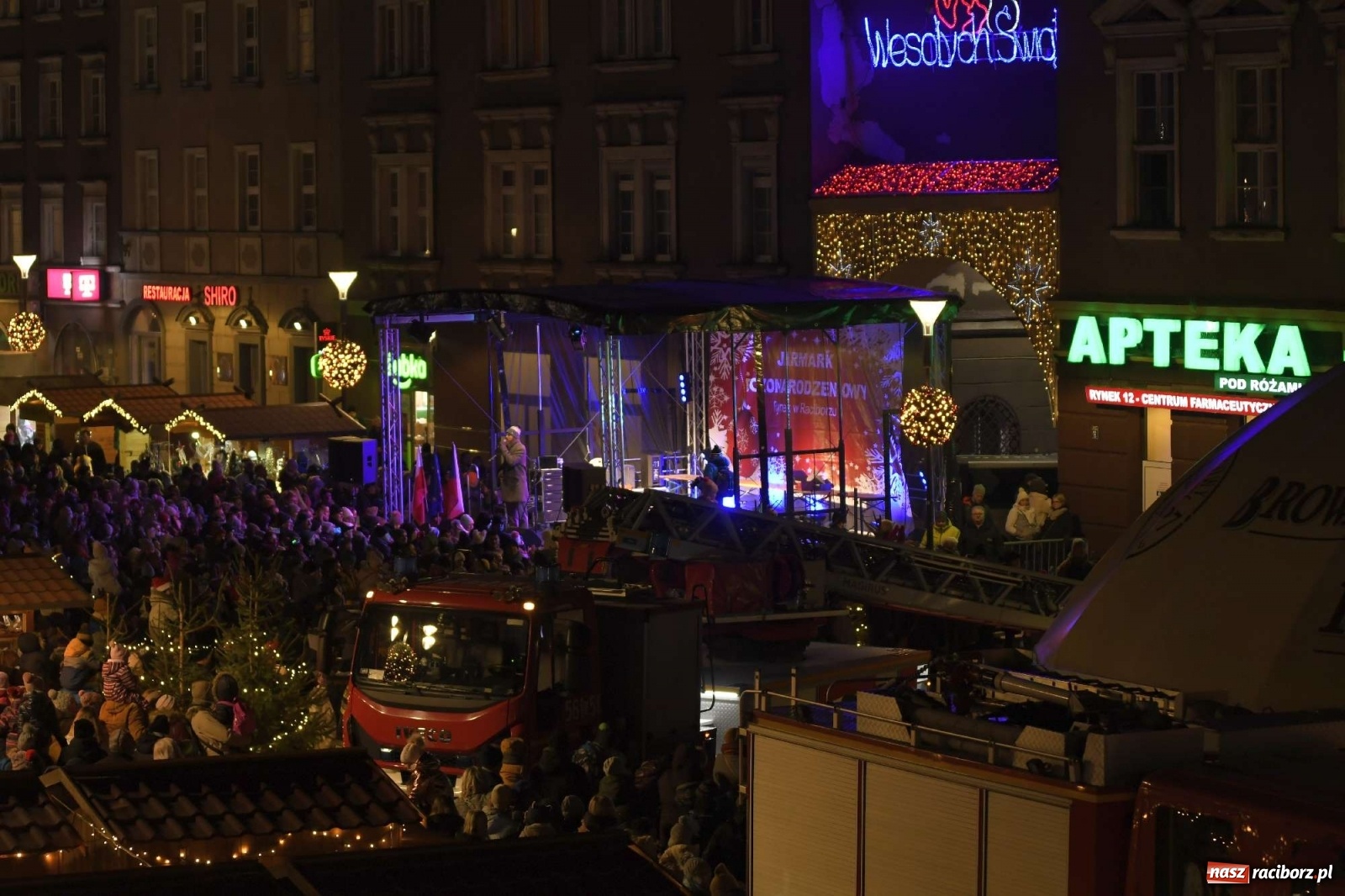 Zdjęcie w galerii na portalu naszraciborz.pl: Św. Mikołaj ze strażakami i rozświetlenie choinki w Raciborzu [WIDEO] wiadomości z regionu