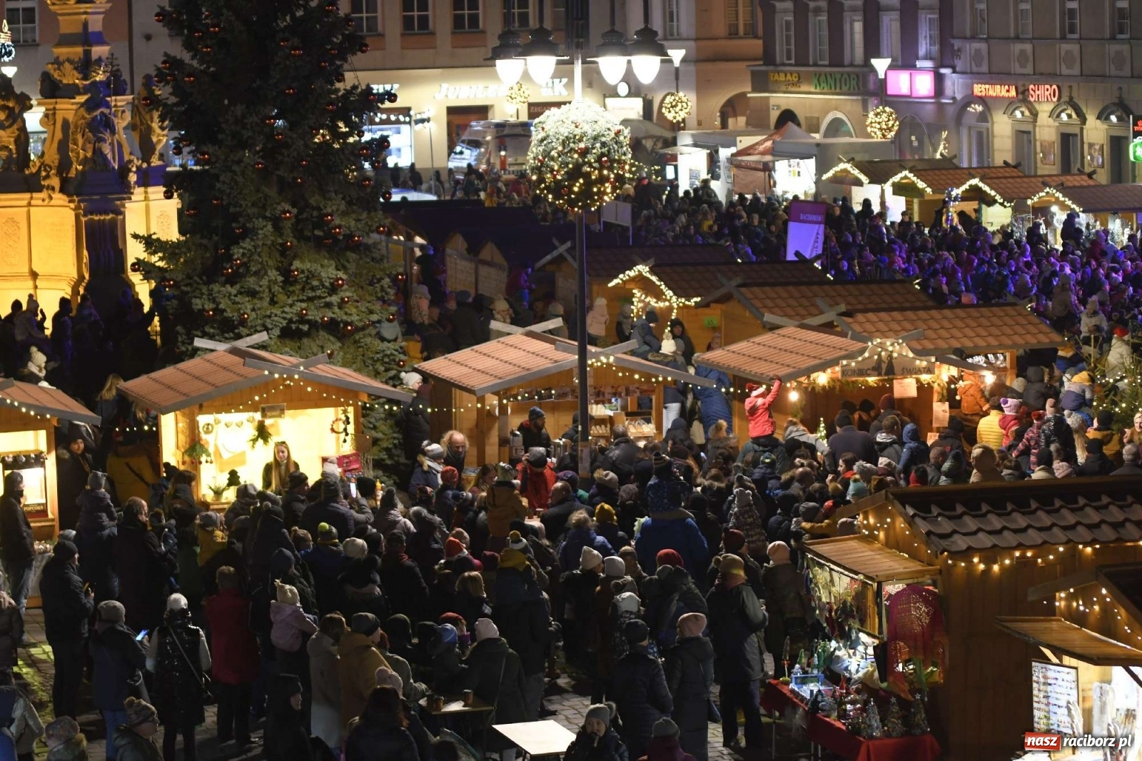 Zdjęcie w galerii na portalu naszraciborz.pl: Św. Mikołaj ze strażakami i rozświetlenie choinki w Raciborzu [WIDEO] wiadomości z regionu