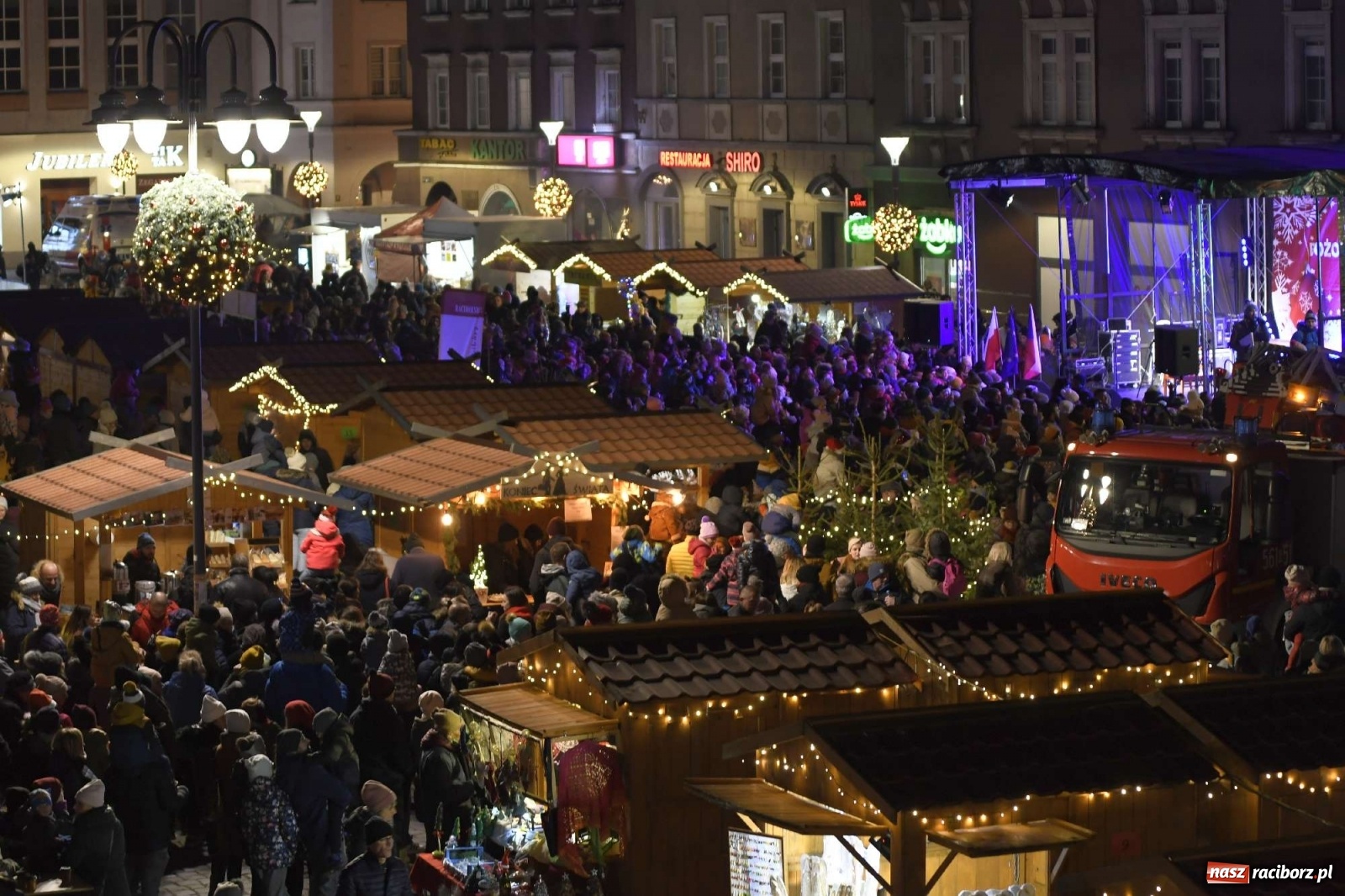 Zdjęcie w galerii na portalu naszraciborz.pl: Św. Mikołaj ze strażakami i rozświetlenie choinki w Raciborzu [WIDEO] wiadomości z regionu