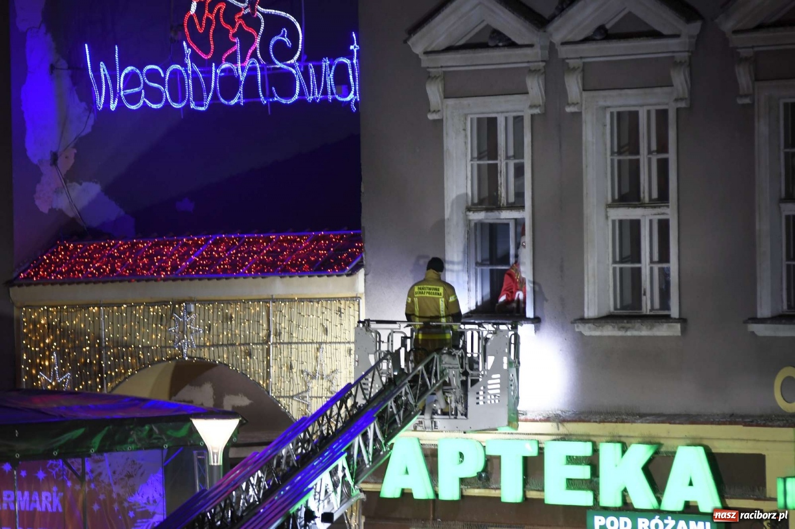 Zdjęcie w galerii na portalu naszraciborz.pl: Św. Mikołaj ze strażakami i rozświetlenie choinki w Raciborzu [WIDEO] wiadomości z regionu