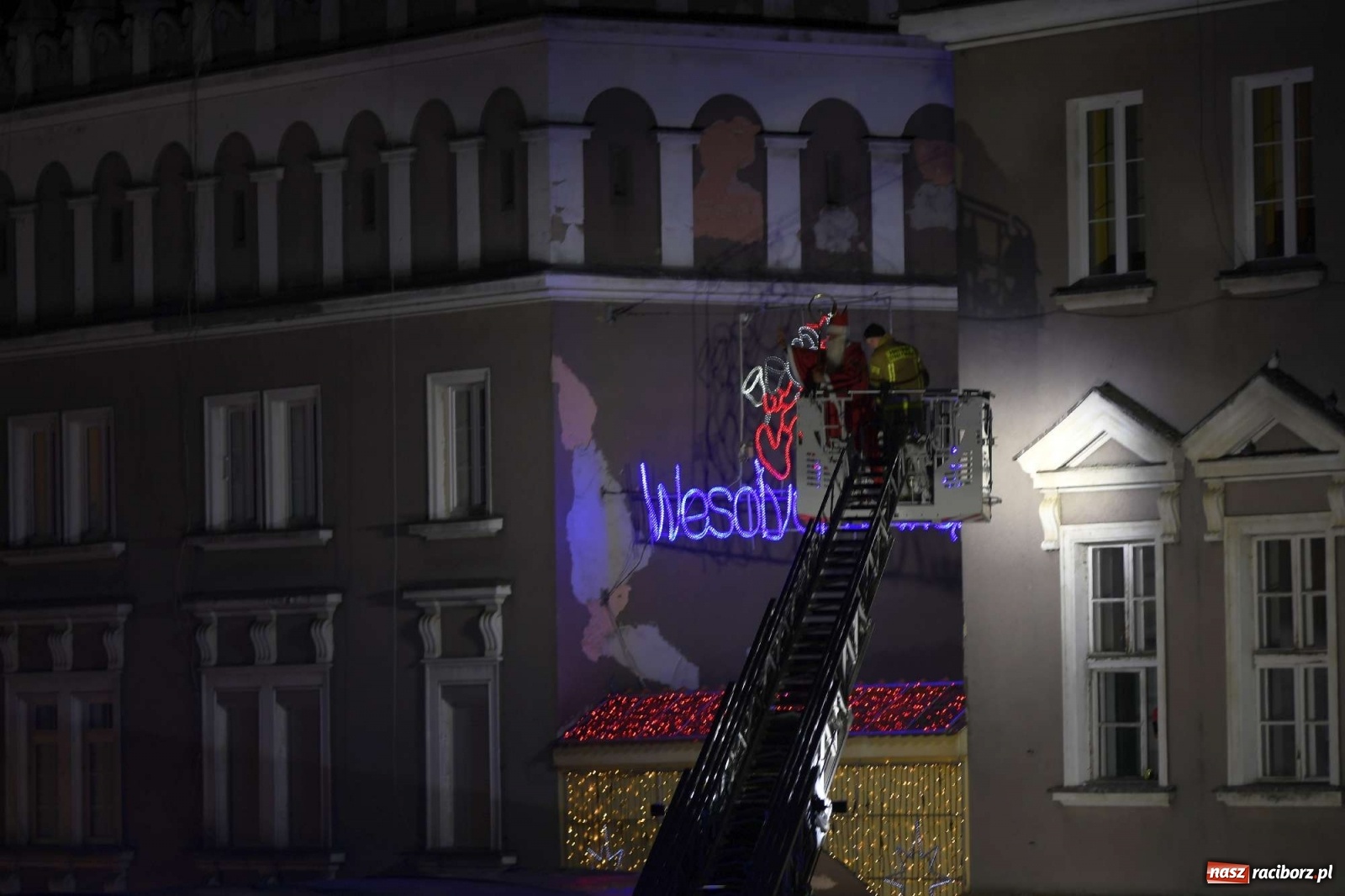 Zdjęcie w galerii na portalu naszraciborz.pl: Św. Mikołaj ze strażakami i rozświetlenie choinki w Raciborzu [WIDEO] wiadomości z regionu