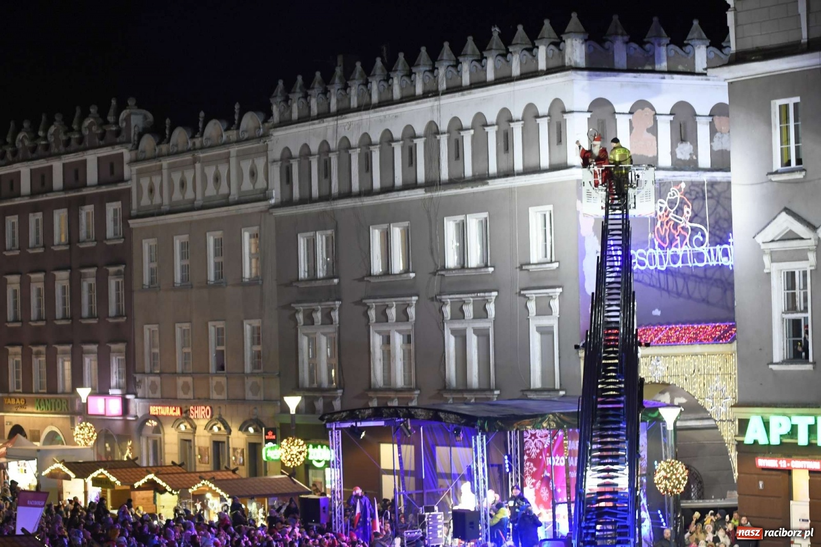 Zdjęcie w galerii na portalu naszraciborz.pl: Św. Mikołaj ze strażakami i rozświetlenie choinki w Raciborzu [WIDEO] wiadomości z regionu
