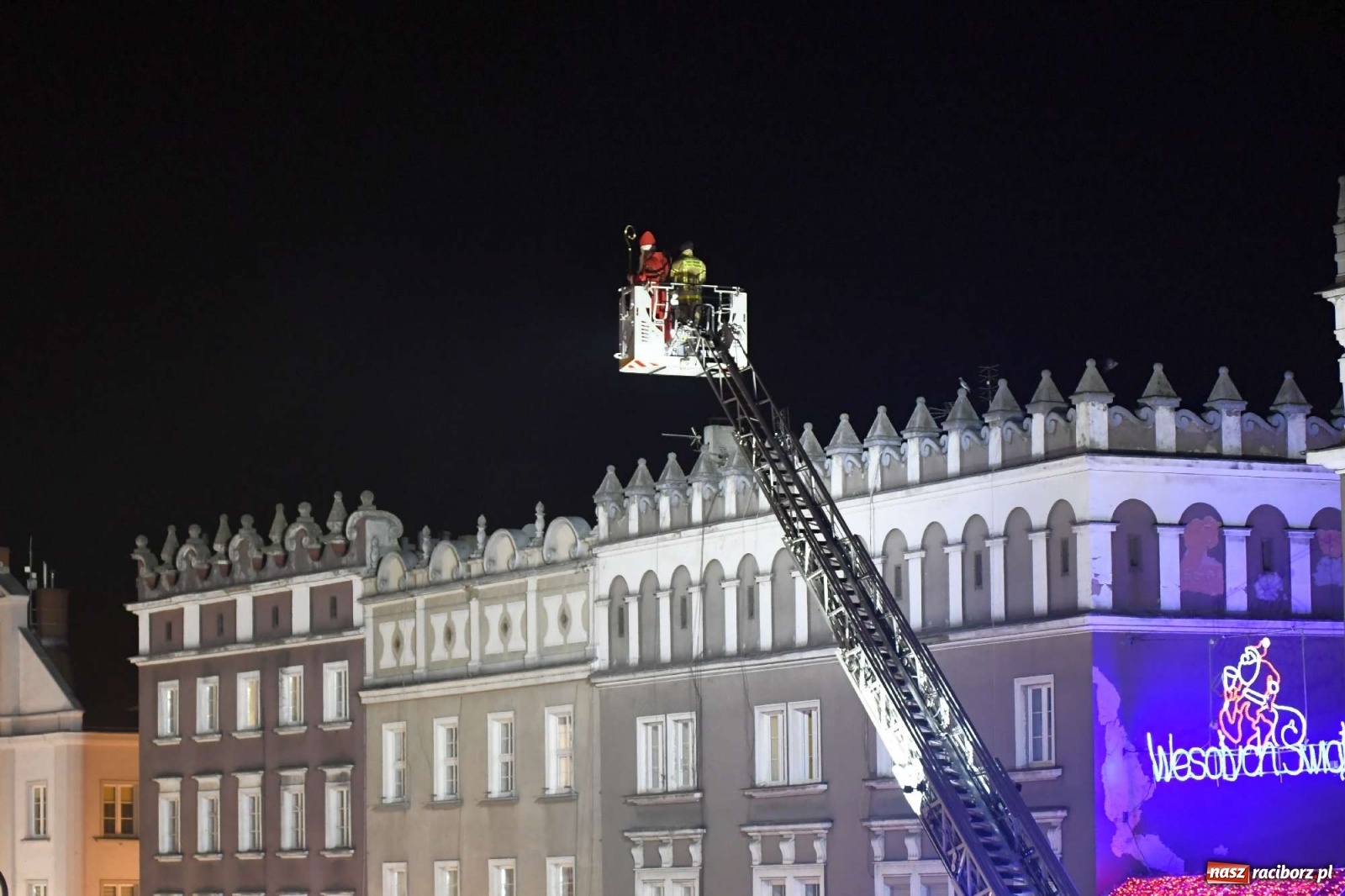 Zdjęcie w galerii na portalu naszraciborz.pl: Św. Mikołaj ze strażakami i rozświetlenie choinki w Raciborzu [WIDEO] wiadomości z regionu
