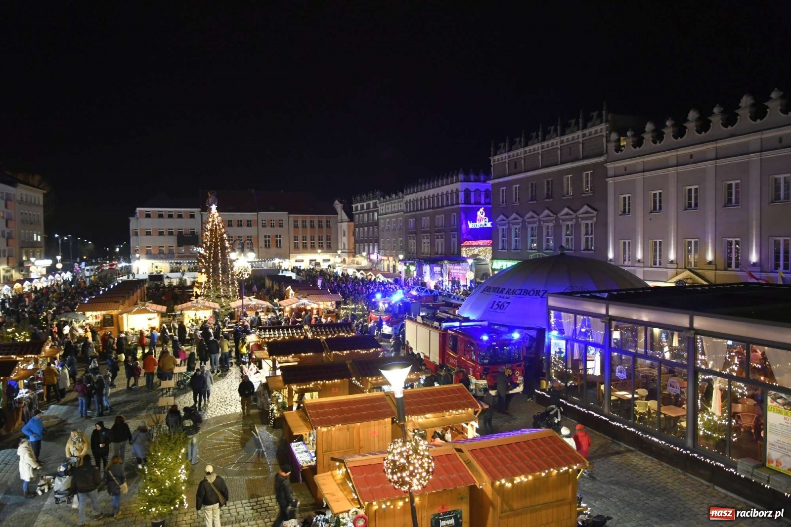 Zdjęcie w galerii na portalu naszraciborz.pl: Św. Mikołaj ze strażakami i rozświetlenie choinki w Raciborzu [WIDEO] wiadomości z regionu