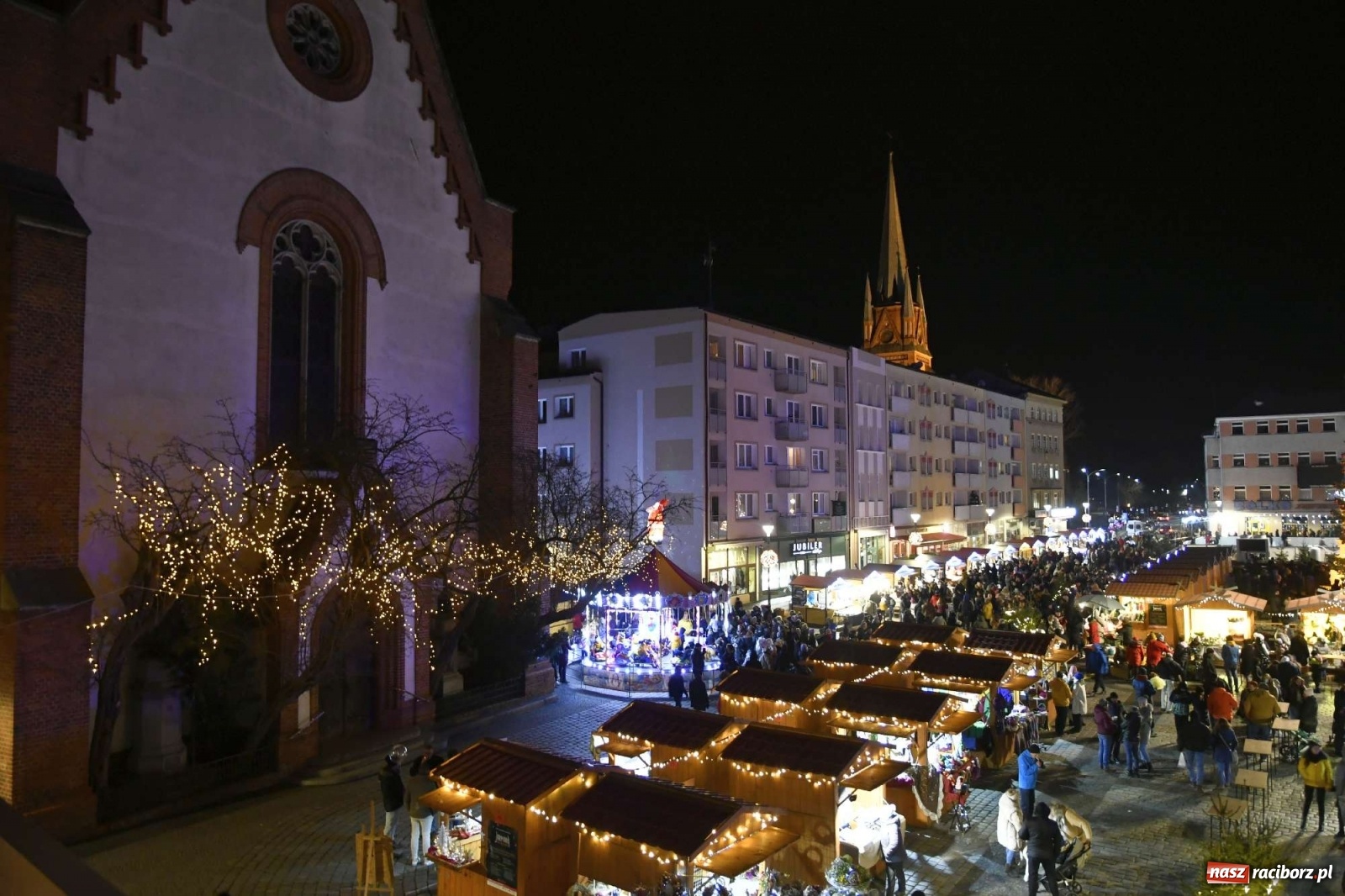 Zdjęcie w galerii na portalu naszraciborz.pl: Św. Mikołaj ze strażakami i rozświetlenie choinki w Raciborzu [WIDEO] wiadomości z regionu
