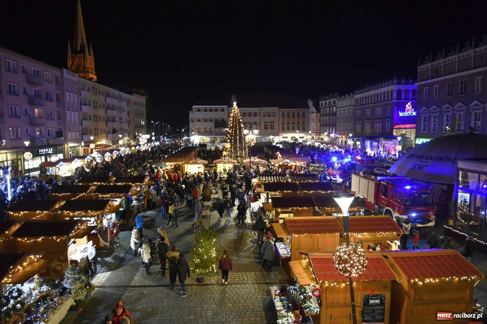 Zdjęcie w galerii na portalu naszraciborz.pl: Św. Mikołaj ze strażakami i rozświetlenie choinki w Raciborzu [WIDEO] wiadomości z regionu
