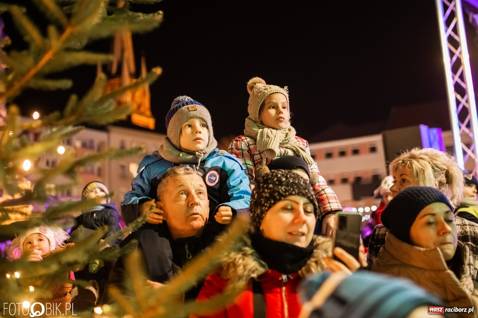 Zdjęcie w galerii na portalu naszraciborz.pl: Św. Mikołaj ze strażakami i rozświetlenie choinki w Raciborzu [WIDEO] wiadomości z regionu