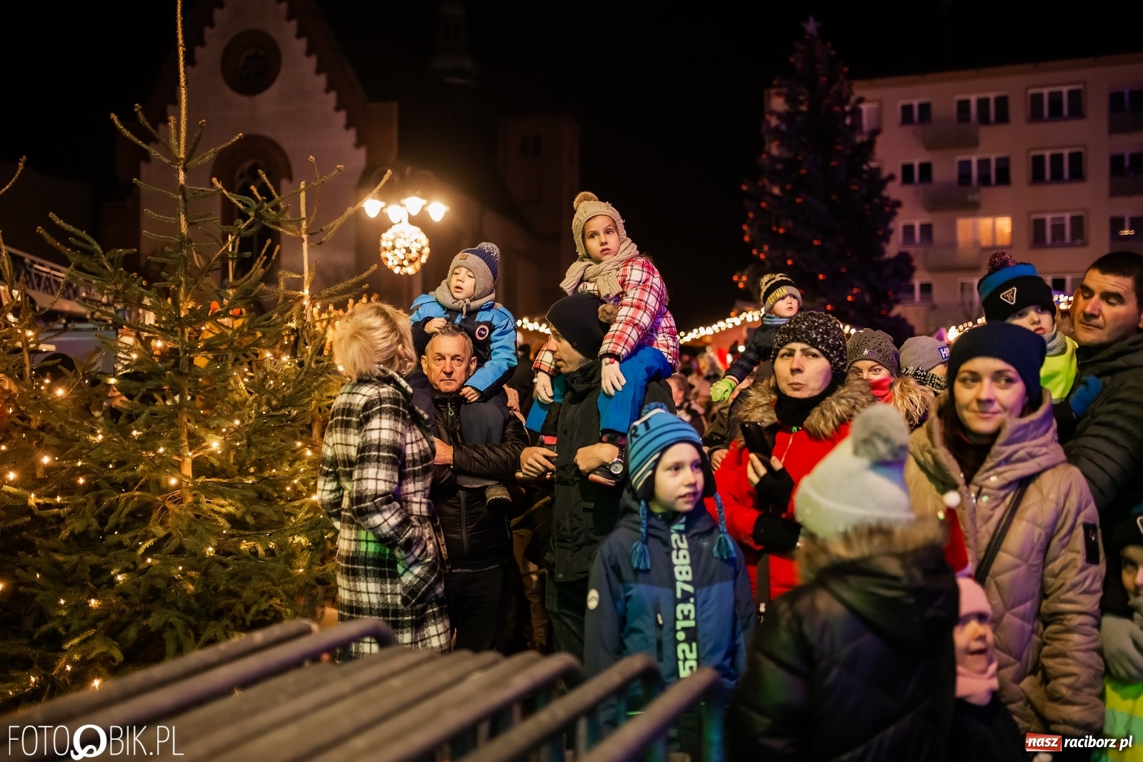 Zdjęcie w galerii na portalu naszraciborz.pl: Św. Mikołaj ze strażakami i rozświetlenie choinki w Raciborzu [WIDEO] wiadomości z regionu