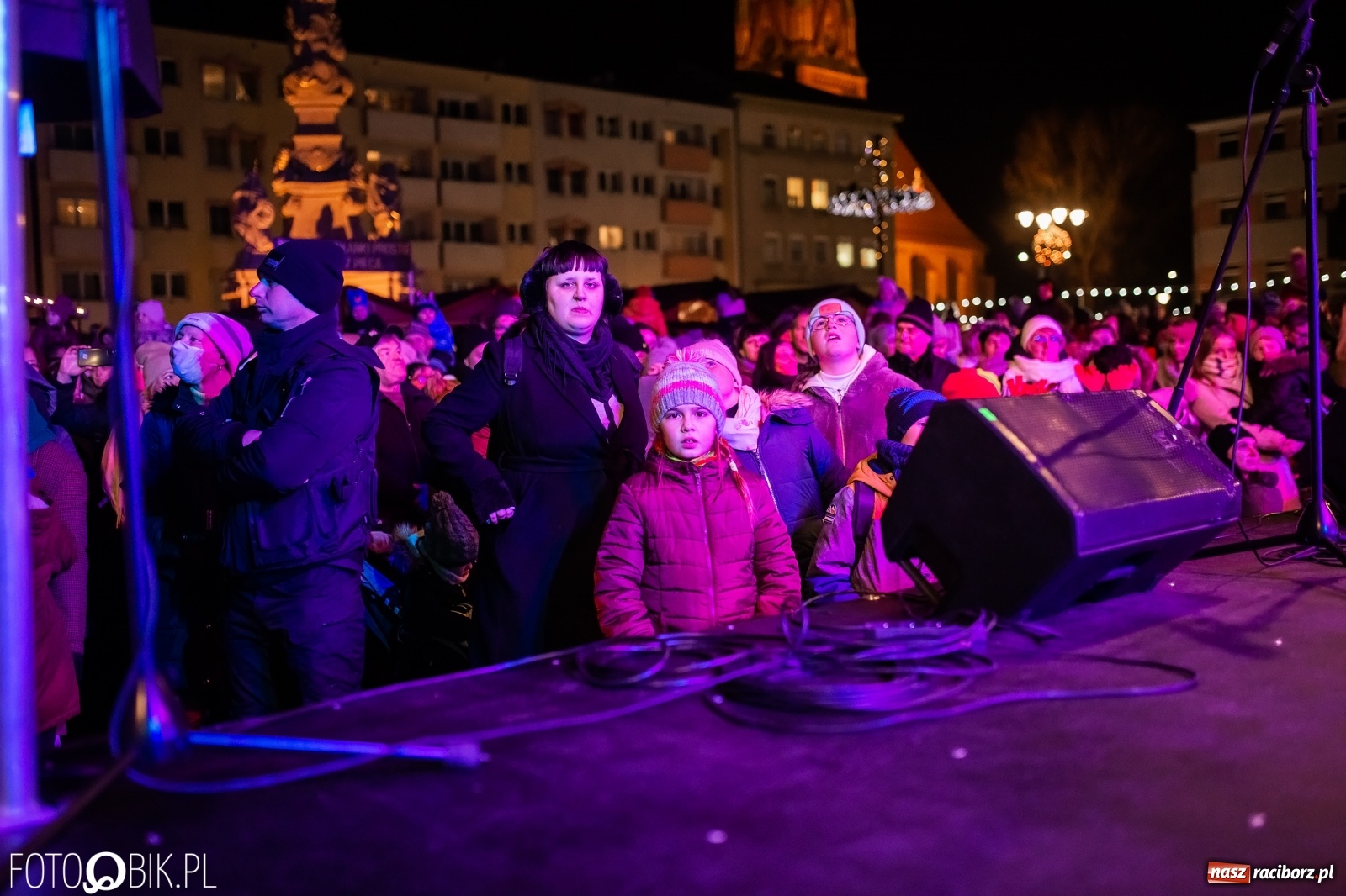 Zdjęcie w galerii na portalu naszraciborz.pl: Św. Mikołaj ze strażakami i rozświetlenie choinki w Raciborzu [WIDEO] wiadomości z regionu