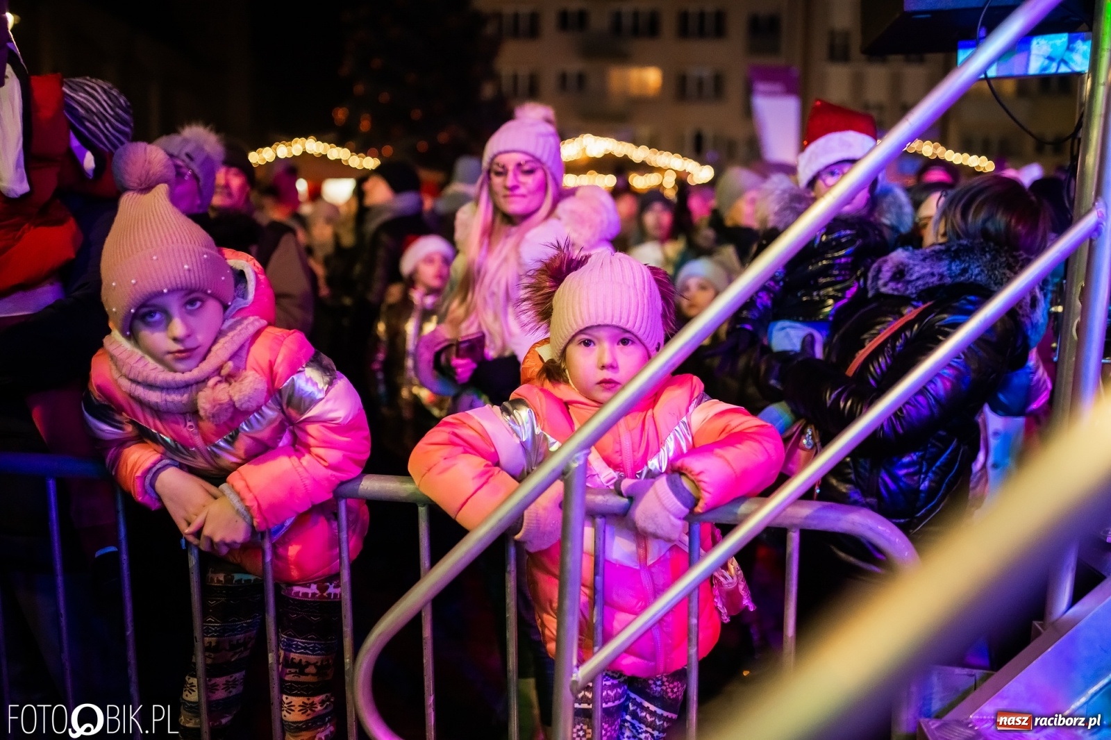 Zdjęcie w galerii na portalu naszraciborz.pl: Św. Mikołaj ze strażakami i rozświetlenie choinki w Raciborzu [WIDEO] wiadomości z regionu