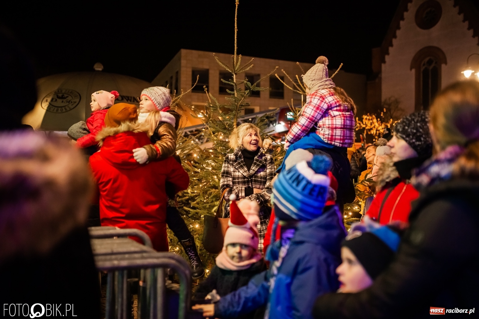 Zdjęcie w galerii na portalu naszraciborz.pl: Św. Mikołaj ze strażakami i rozświetlenie choinki w Raciborzu [WIDEO] wiadomości z regionu