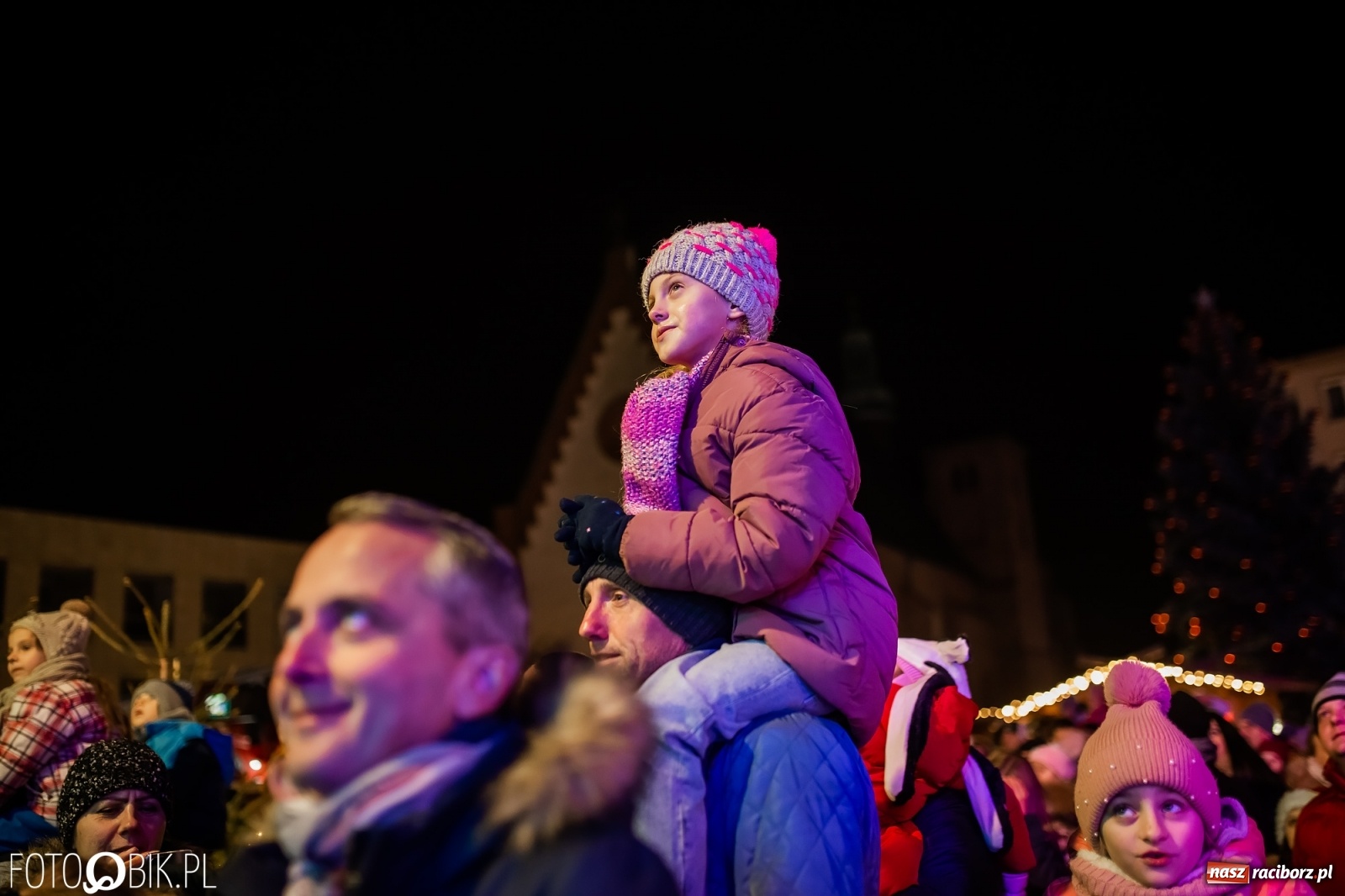 Zdjęcie w galerii na portalu naszraciborz.pl: Św. Mikołaj ze strażakami i rozświetlenie choinki w Raciborzu [WIDEO] wiadomości z regionu