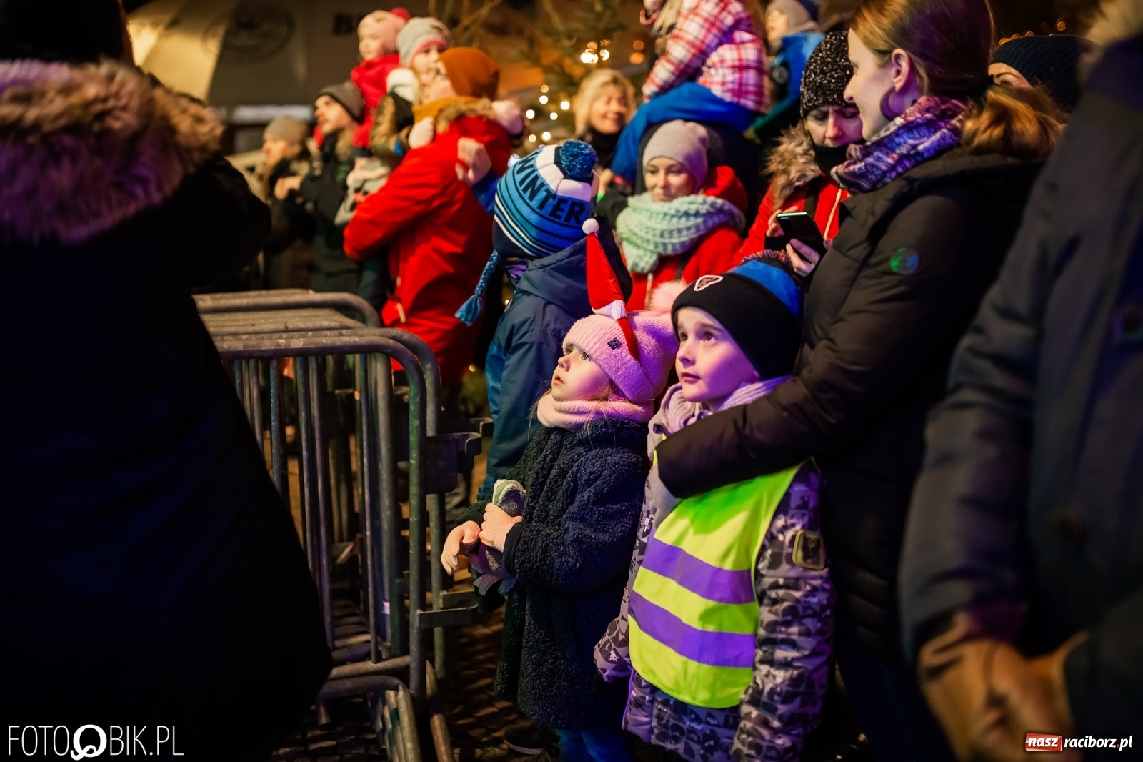 Zdjęcie w galerii na portalu naszraciborz.pl: Św. Mikołaj ze strażakami i rozświetlenie choinki w Raciborzu [WIDEO] wiadomości z regionu