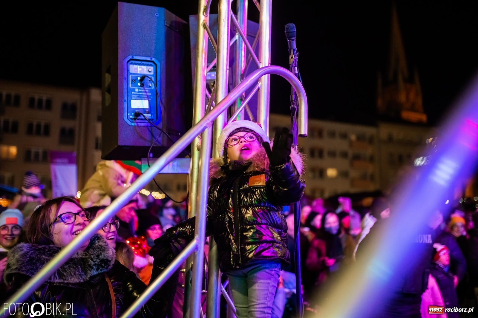 Zdjęcie w galerii na portalu naszraciborz.pl: Św. Mikołaj ze strażakami i rozświetlenie choinki w Raciborzu [WIDEO] wiadomości z regionu