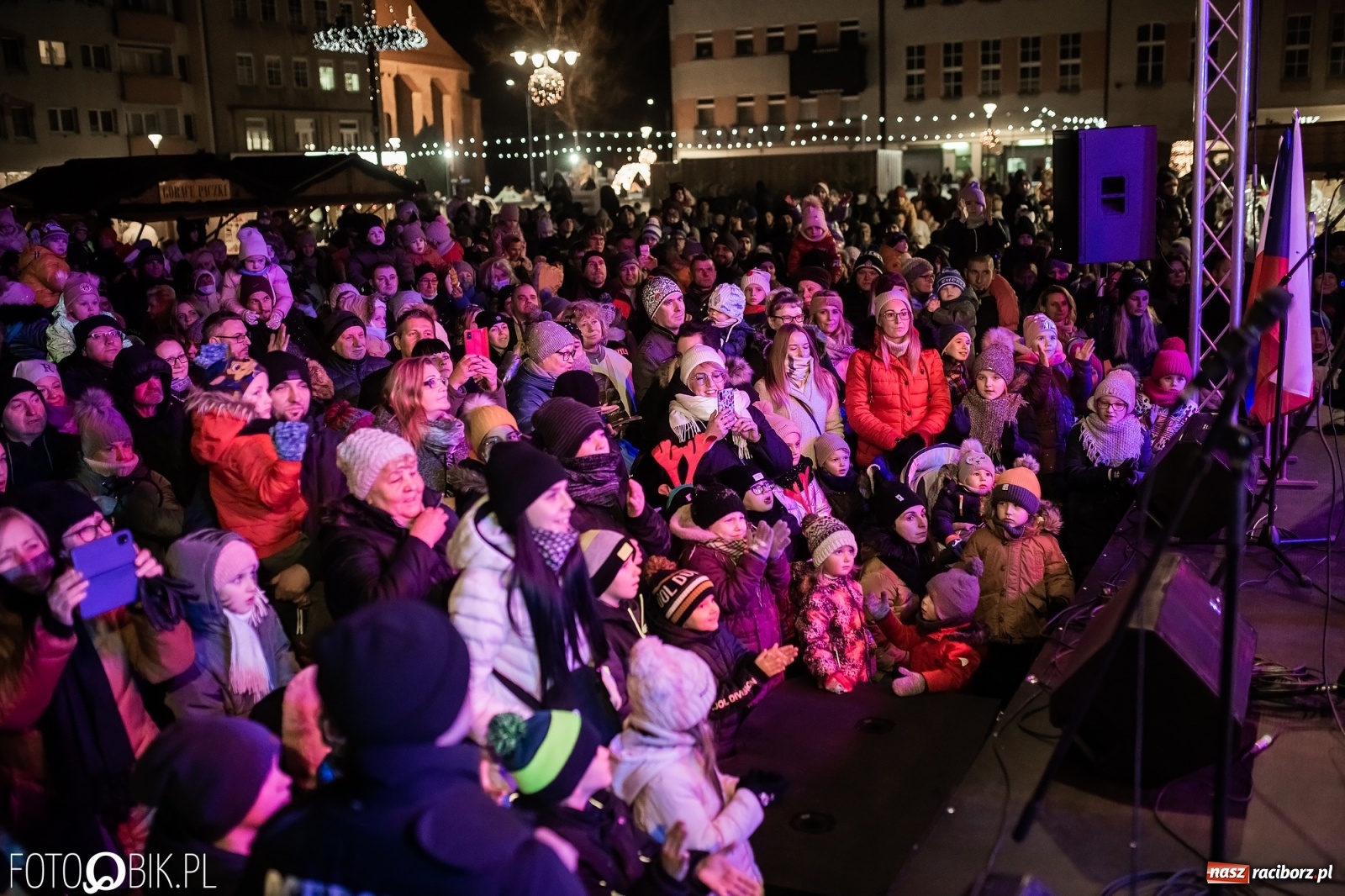 Zdjęcie w galerii na portalu naszraciborz.pl: Św. Mikołaj ze strażakami i rozświetlenie choinki w Raciborzu [WIDEO] wiadomości z regionu