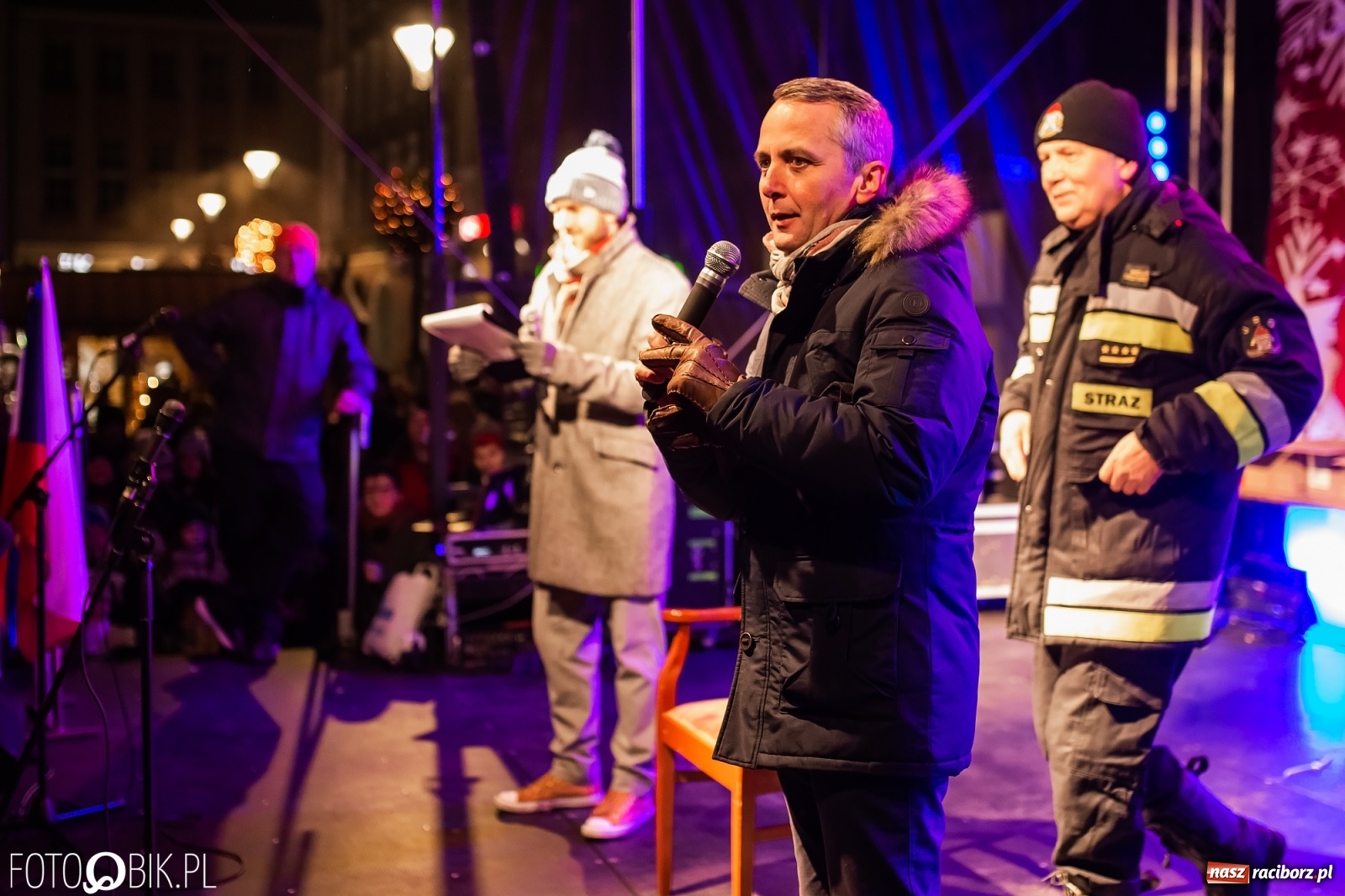 Zdjęcie w galerii na portalu naszraciborz.pl: Św. Mikołaj ze strażakami i rozświetlenie choinki w Raciborzu [WIDEO] wiadomości z regionu