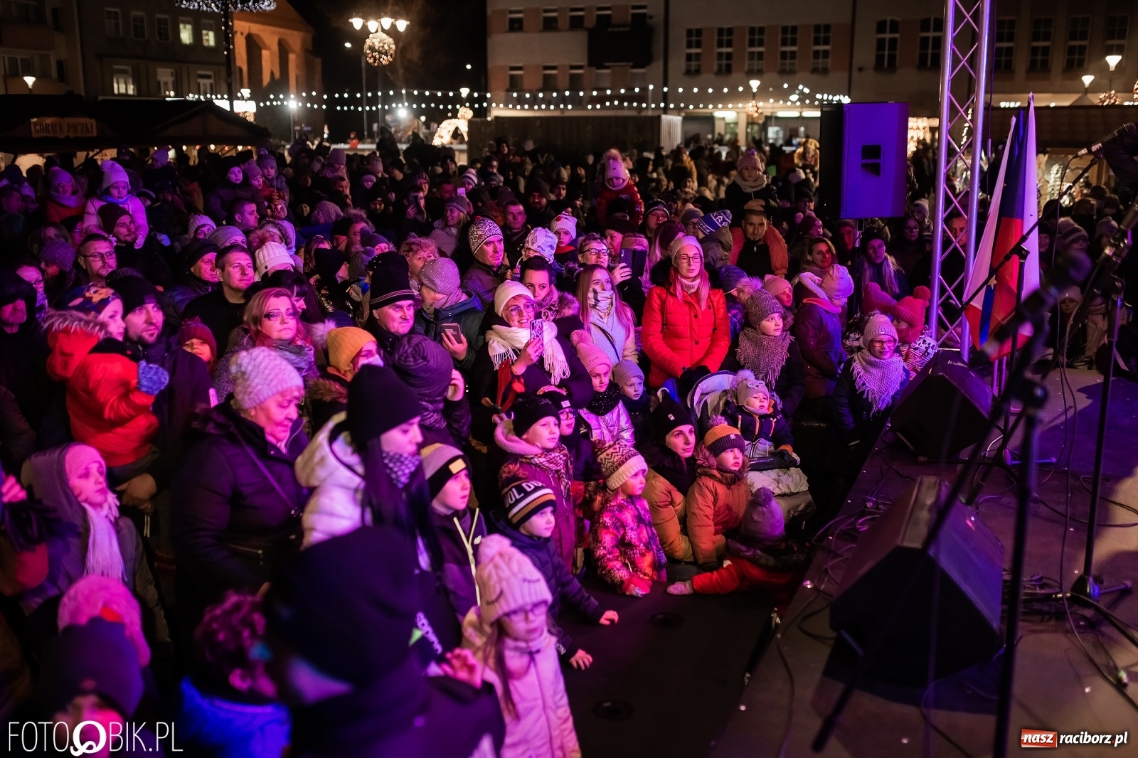 Zdjęcie w galerii na portalu naszraciborz.pl: Św. Mikołaj ze strażakami i rozświetlenie choinki w Raciborzu [WIDEO] wiadomości z regionu
