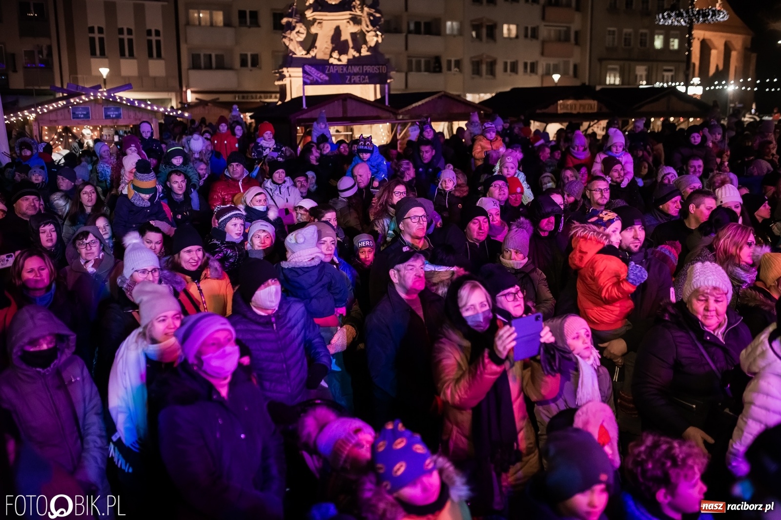 Zdjęcie w galerii na portalu naszraciborz.pl: Św. Mikołaj ze strażakami i rozświetlenie choinki w Raciborzu [WIDEO] wiadomości z regionu