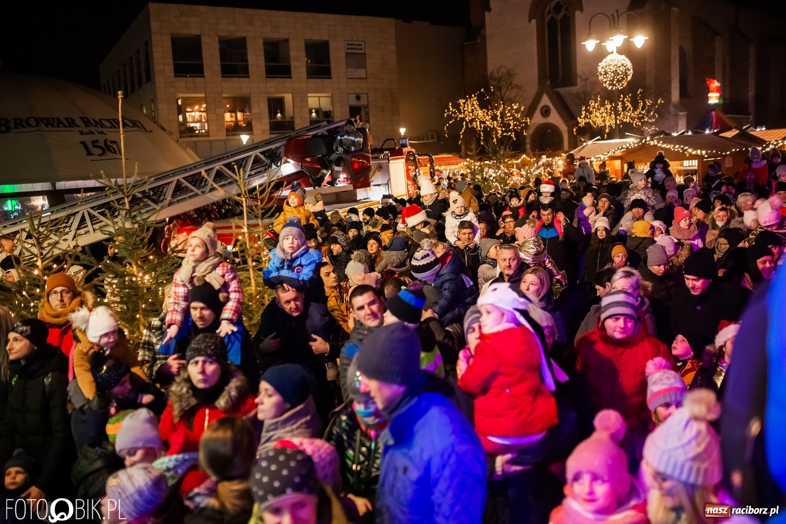 Zdjęcie w galerii na portalu naszraciborz.pl: Św. Mikołaj ze strażakami i rozświetlenie choinki w Raciborzu [WIDEO] wiadomości z regionu