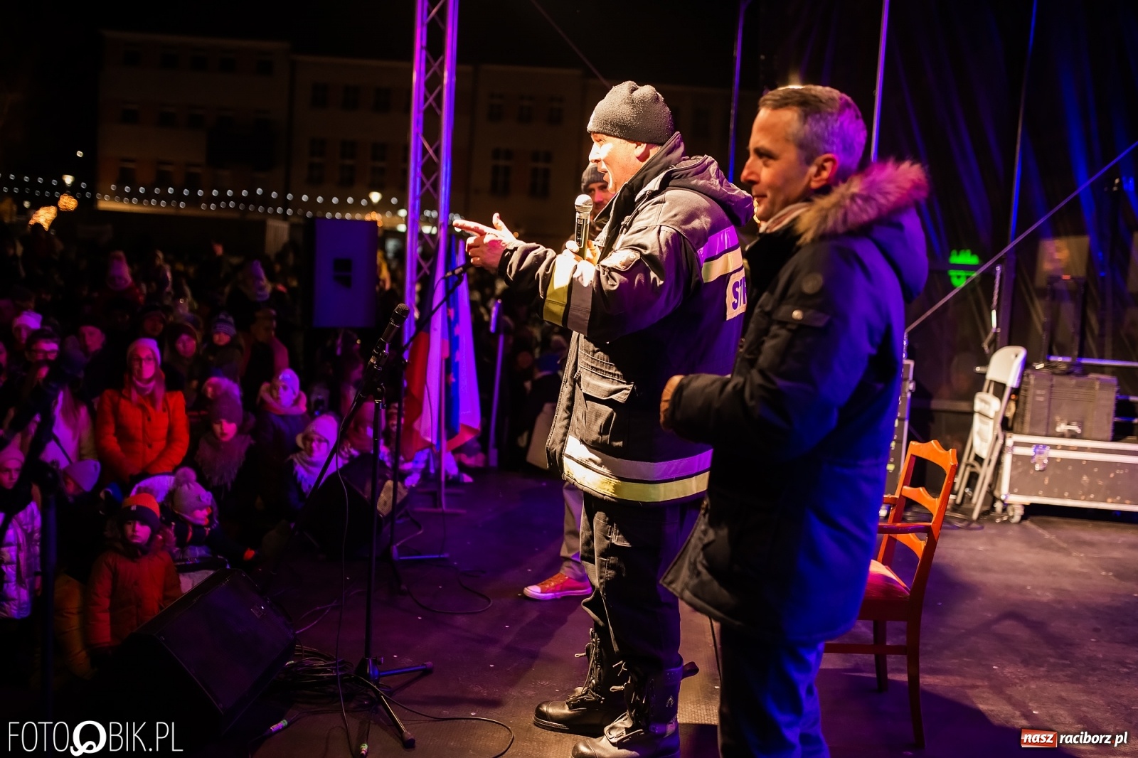 Zdjęcie w galerii na portalu naszraciborz.pl: Św. Mikołaj ze strażakami i rozświetlenie choinki w Raciborzu [WIDEO] wiadomości z regionu