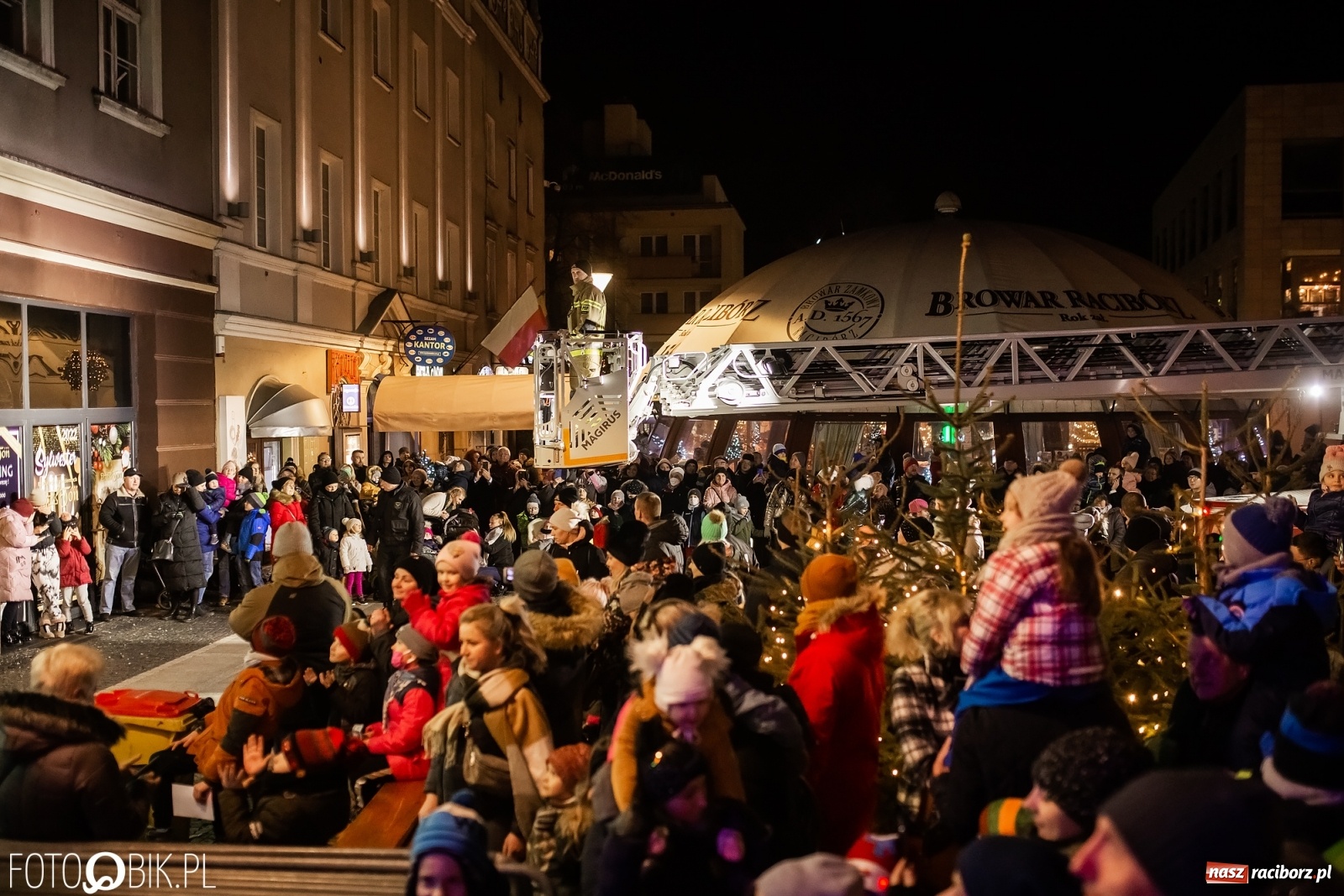 Zdjęcie w galerii na portalu naszraciborz.pl: Św. Mikołaj ze strażakami i rozświetlenie choinki w Raciborzu [WIDEO] wiadomości z regionu