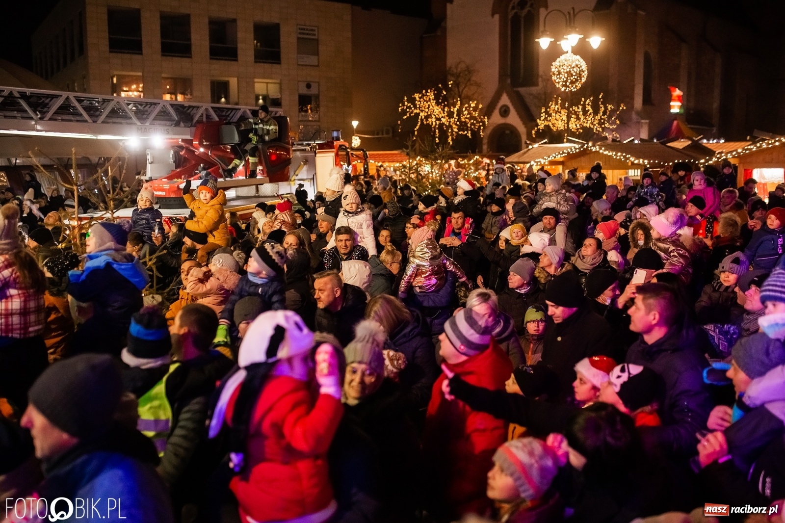 Zdjęcie w galerii na portalu naszraciborz.pl: Św. Mikołaj ze strażakami i rozświetlenie choinki w Raciborzu [WIDEO] wiadomości z regionu