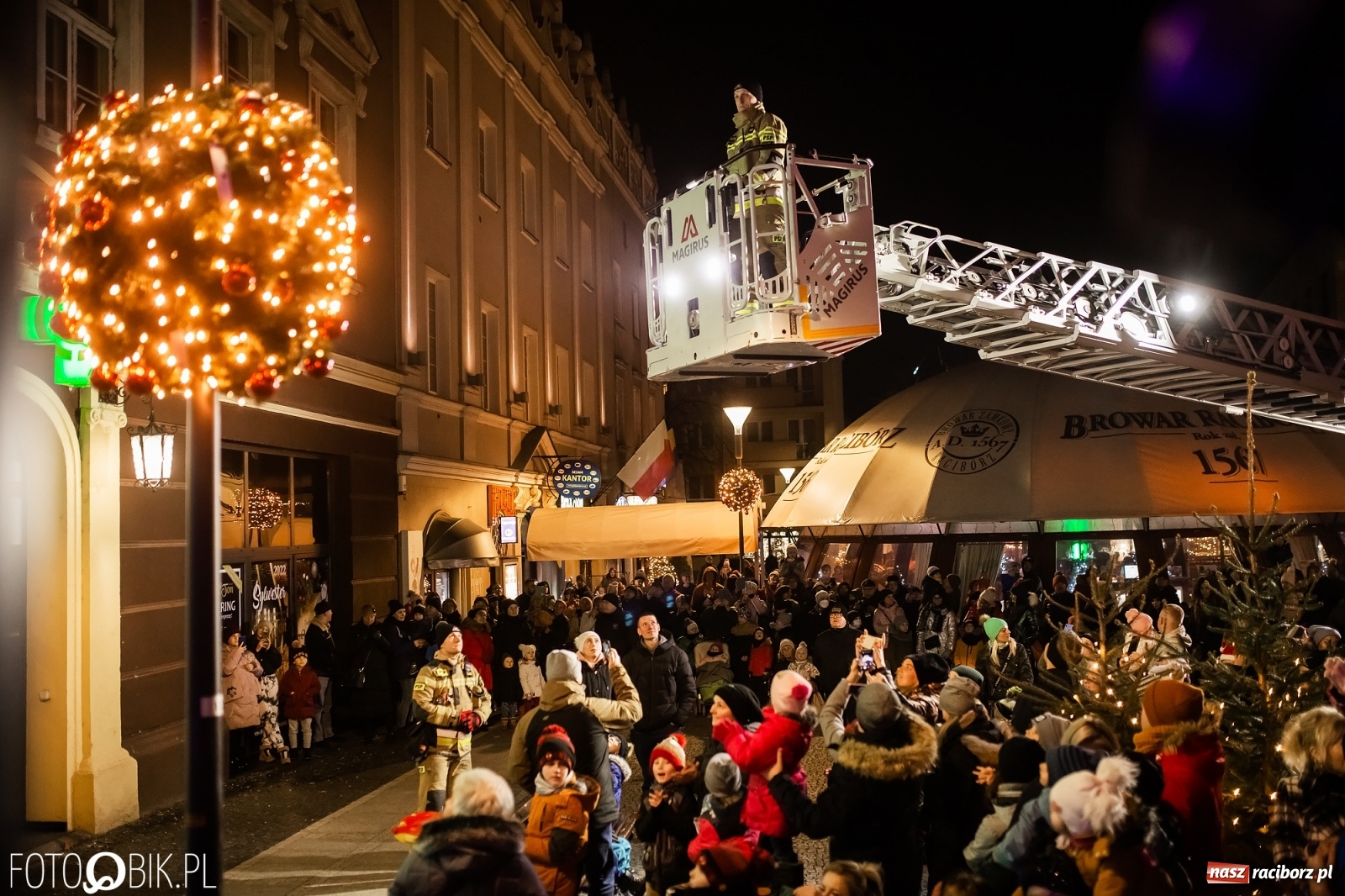 Zdjęcie w galerii na portalu naszraciborz.pl: Św. Mikołaj ze strażakami i rozświetlenie choinki w Raciborzu [WIDEO] wiadomości z regionu