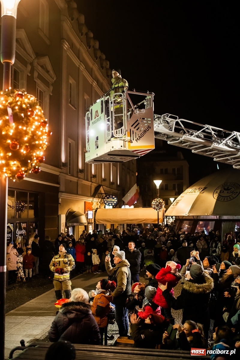 Zdjęcie w galerii na portalu naszraciborz.pl: Św. Mikołaj ze strażakami i rozświetlenie choinki w Raciborzu [WIDEO] wiadomości z regionu