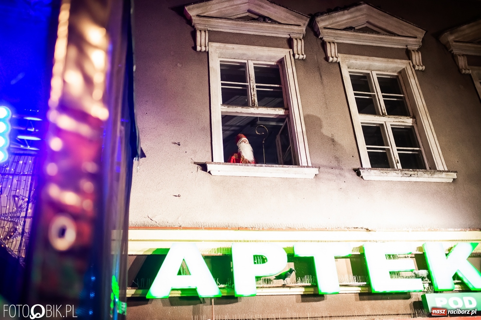 Zdjęcie w galerii na portalu naszraciborz.pl: Św. Mikołaj ze strażakami i rozświetlenie choinki w Raciborzu [WIDEO] wiadomości z regionu