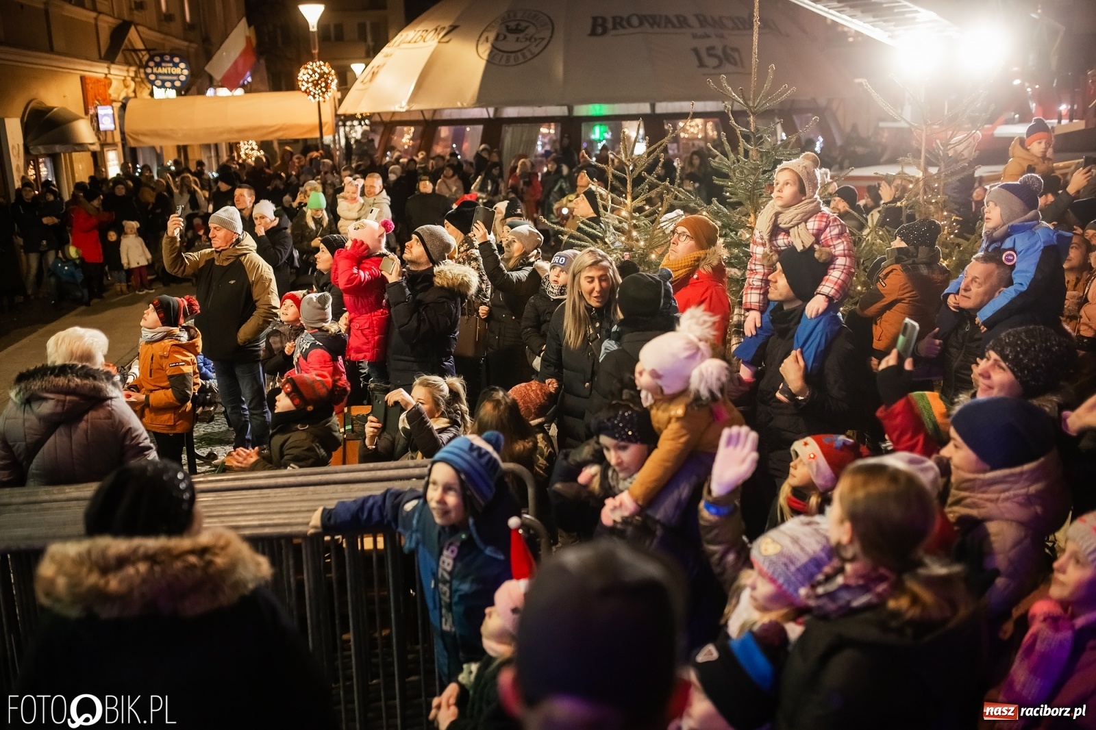 Zdjęcie w galerii na portalu naszraciborz.pl: Św. Mikołaj ze strażakami i rozświetlenie choinki w Raciborzu [WIDEO] wiadomości z regionu