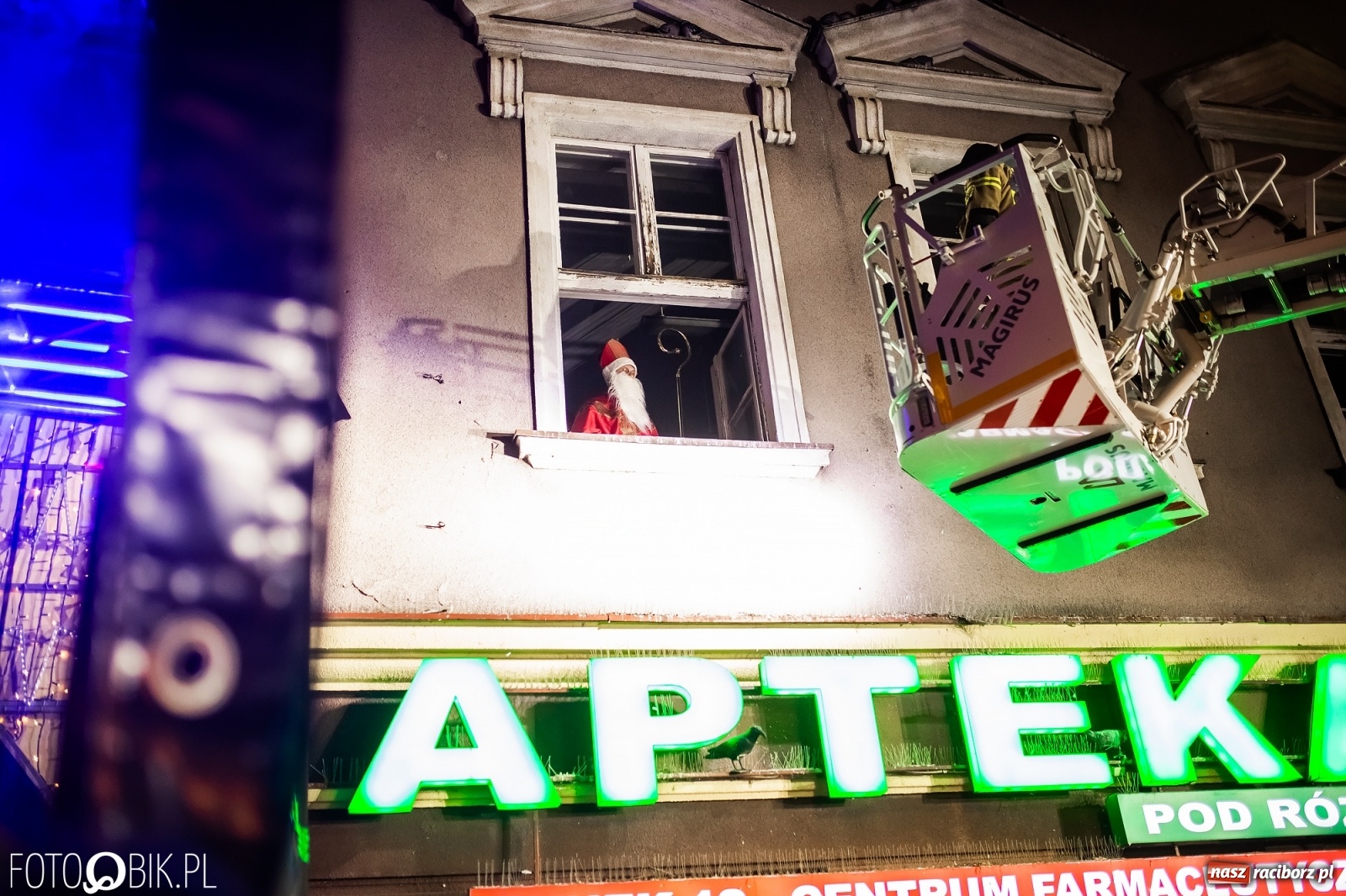 Zdjęcie w galerii na portalu naszraciborz.pl: Św. Mikołaj ze strażakami i rozświetlenie choinki w Raciborzu [WIDEO] wiadomości z regionu