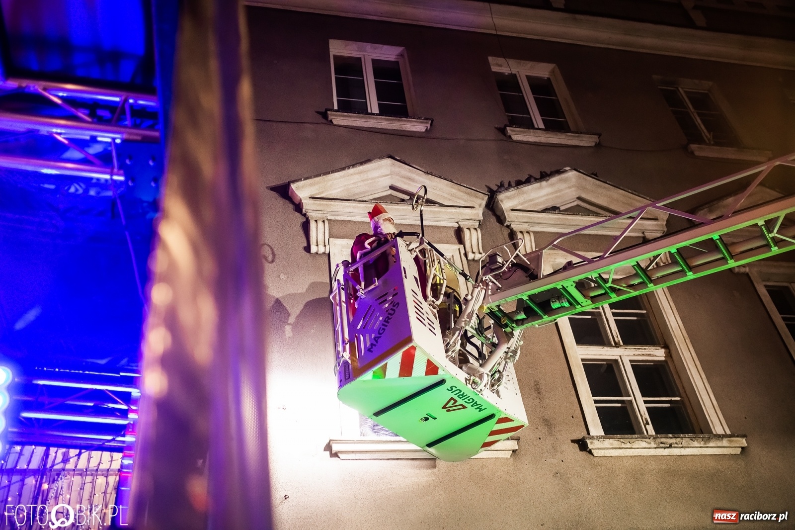 Zdjęcie w galerii na portalu naszraciborz.pl: Św. Mikołaj ze strażakami i rozświetlenie choinki w Raciborzu [WIDEO] wiadomości z regionu