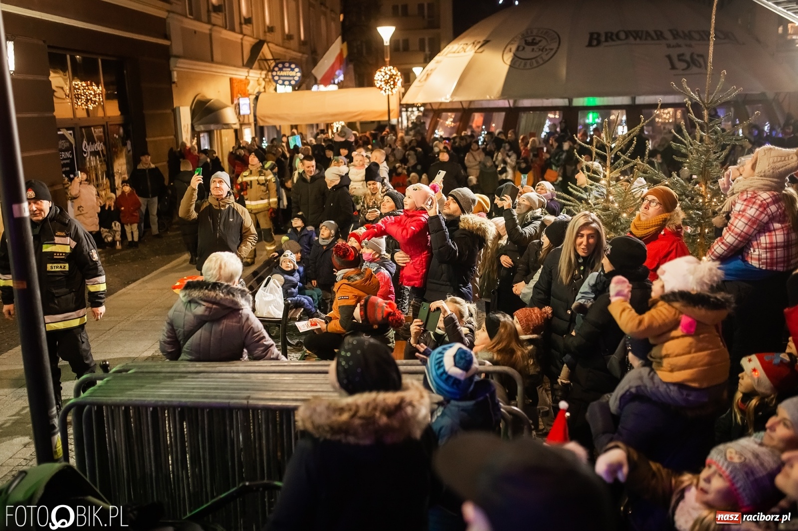 Zdjęcie w galerii na portalu naszraciborz.pl: Św. Mikołaj ze strażakami i rozświetlenie choinki w Raciborzu [WIDEO] wiadomości z regionu