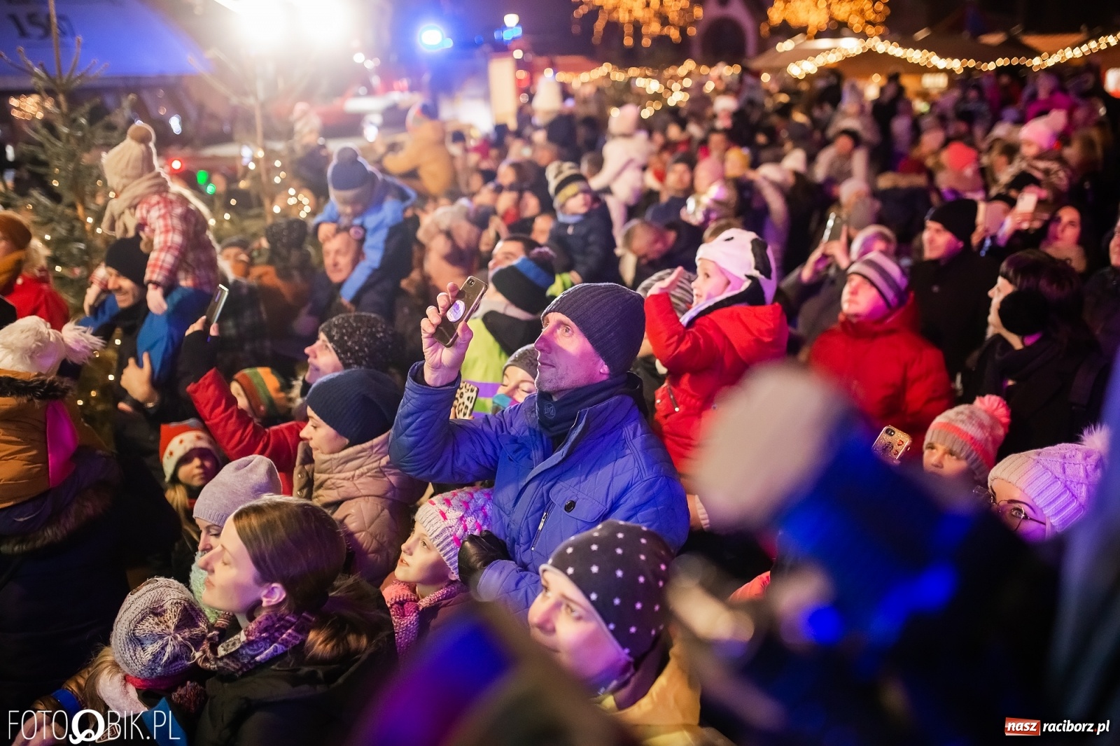 Zdjęcie w galerii na portalu naszraciborz.pl: Św. Mikołaj ze strażakami i rozświetlenie choinki w Raciborzu [WIDEO] wiadomości z regionu