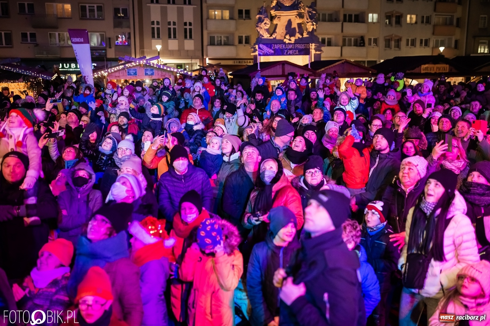 Zdjęcie w galerii na portalu naszraciborz.pl: Św. Mikołaj ze strażakami i rozświetlenie choinki w Raciborzu [WIDEO] wiadomości z regionu