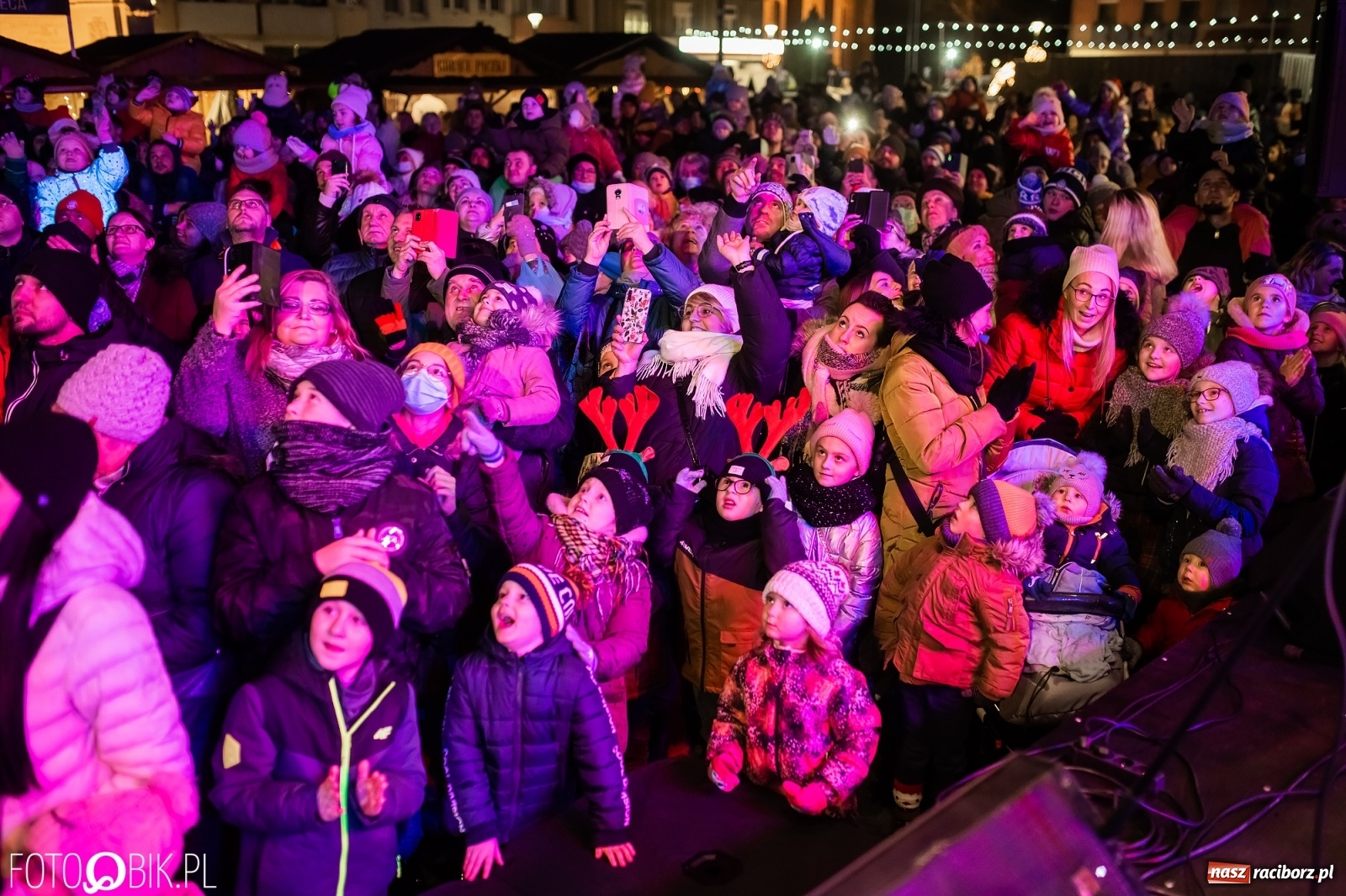 Zdjęcie w galerii na portalu naszraciborz.pl: Św. Mikołaj ze strażakami i rozświetlenie choinki w Raciborzu [WIDEO] wiadomości z regionu