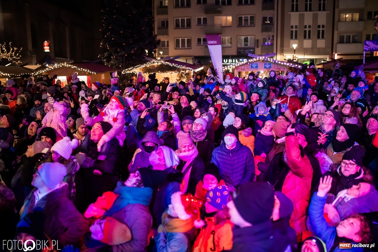 Zdjęcie w galerii na portalu naszraciborz.pl: Św. Mikołaj ze strażakami i rozświetlenie choinki w Raciborzu [WIDEO] wiadomości z regionu