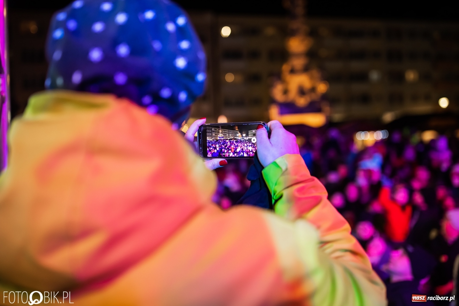 Zdjęcie w galerii na portalu naszraciborz.pl: Św. Mikołaj ze strażakami i rozświetlenie choinki w Raciborzu [WIDEO] wiadomości z regionu