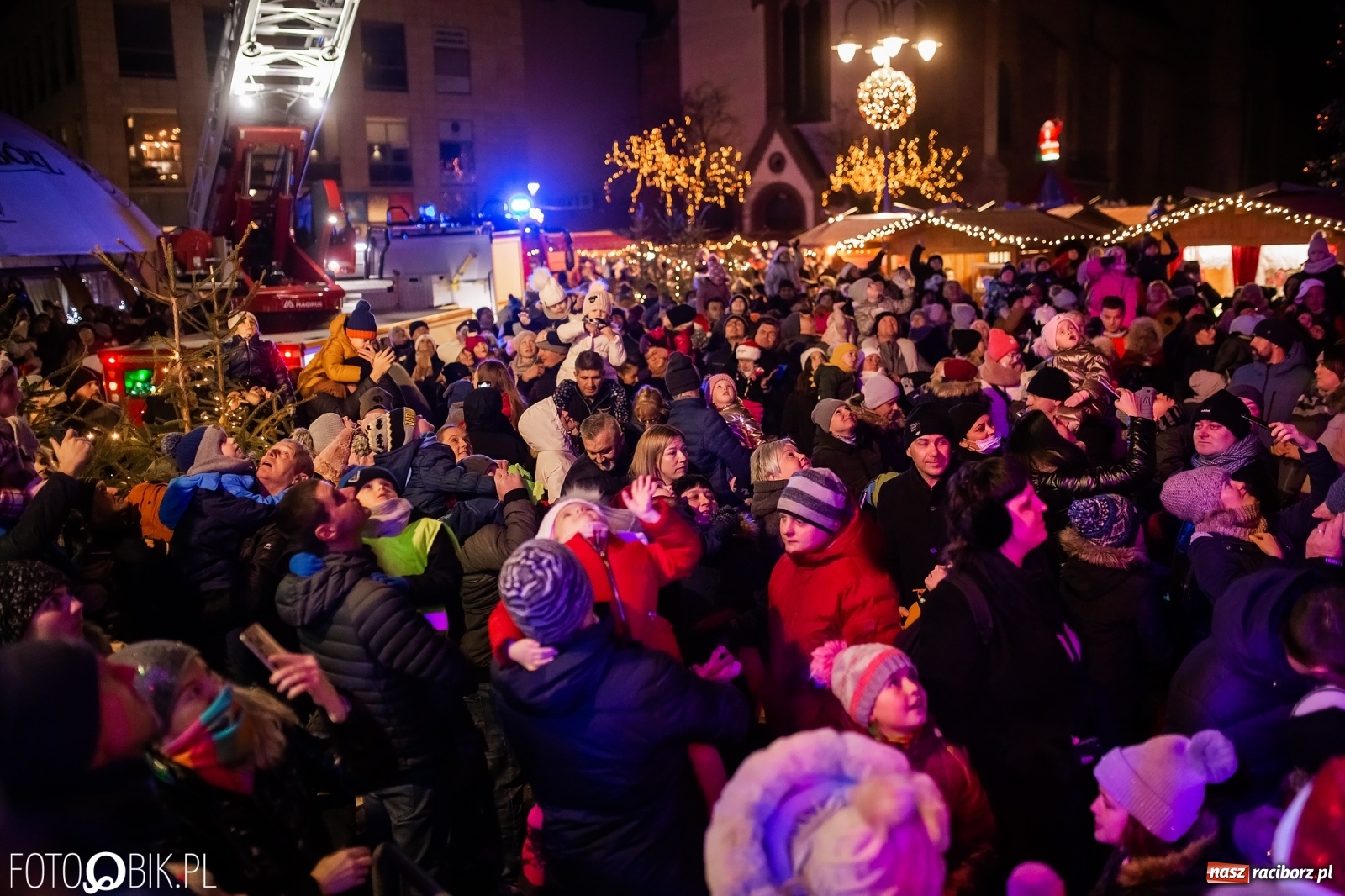 Zdjęcie w galerii na portalu naszraciborz.pl: Św. Mikołaj ze strażakami i rozświetlenie choinki w Raciborzu [WIDEO] wiadomości z regionu