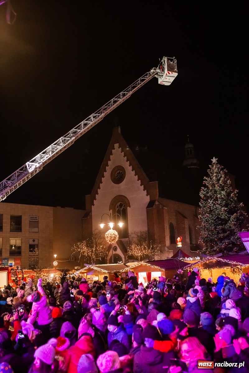 Zdjęcie w galerii na portalu naszraciborz.pl: Św. Mikołaj ze strażakami i rozświetlenie choinki w Raciborzu [WIDEO] wiadomości z regionu