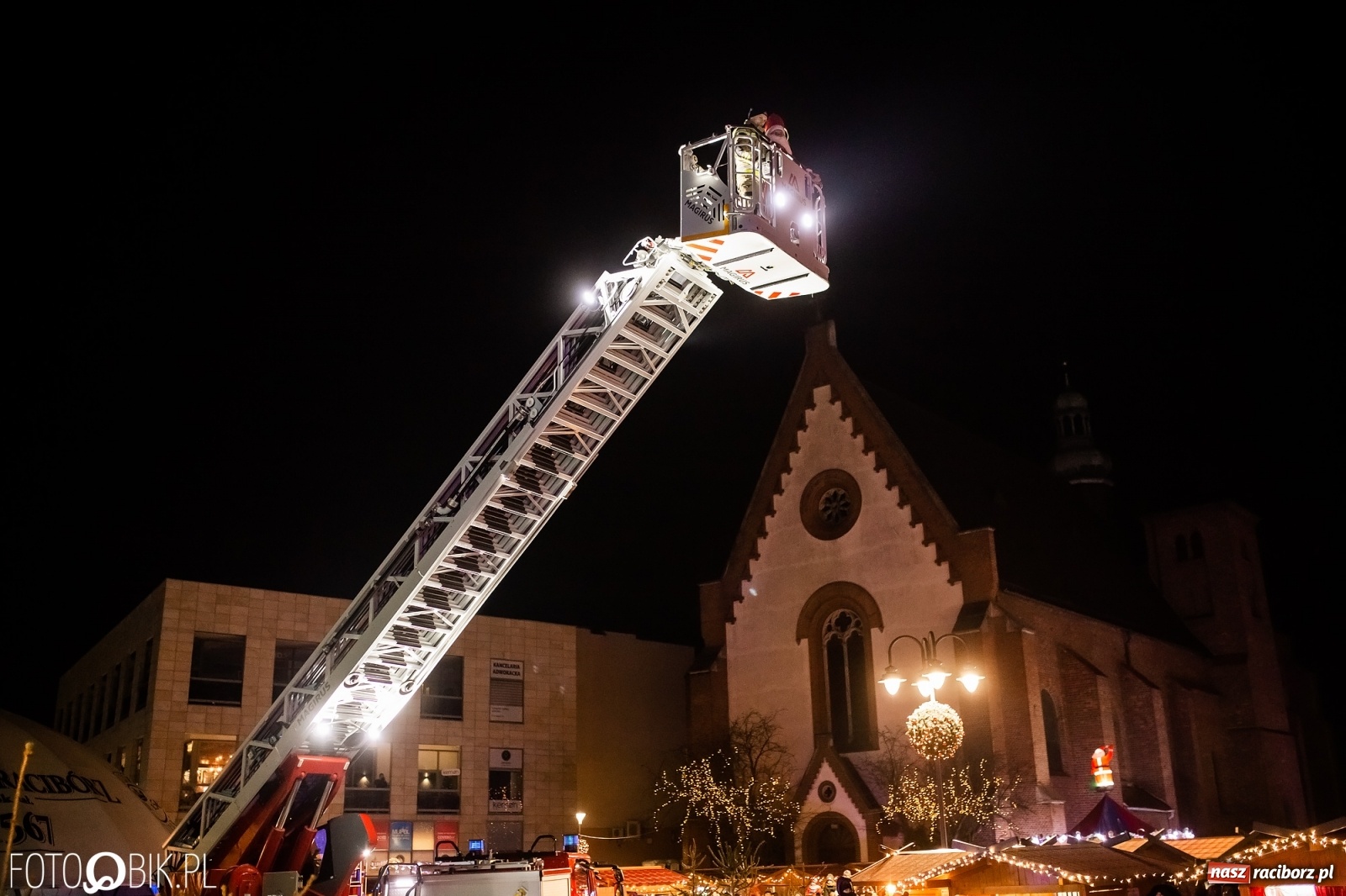 Zdjęcie w galerii na portalu naszraciborz.pl: Św. Mikołaj ze strażakami i rozświetlenie choinki w Raciborzu [WIDEO] wiadomości z regionu