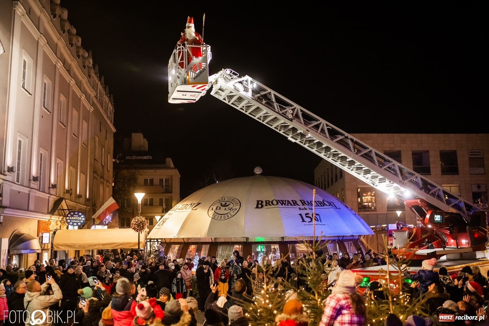 Zdjęcie w galerii na portalu naszraciborz.pl: Św. Mikołaj ze strażakami i rozświetlenie choinki w Raciborzu [WIDEO] wiadomości z regionu